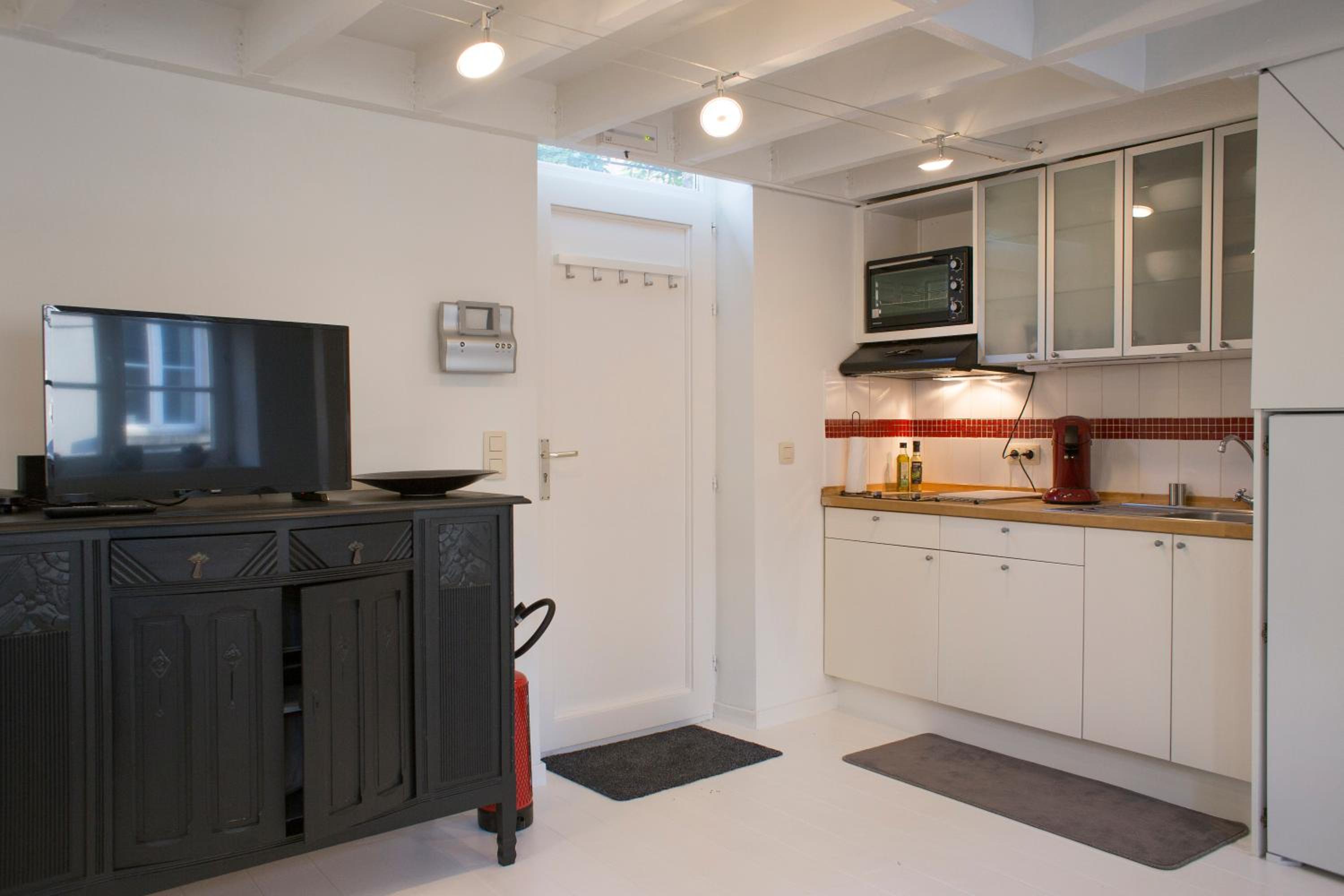One-Bedroom Apartment - Photo 8