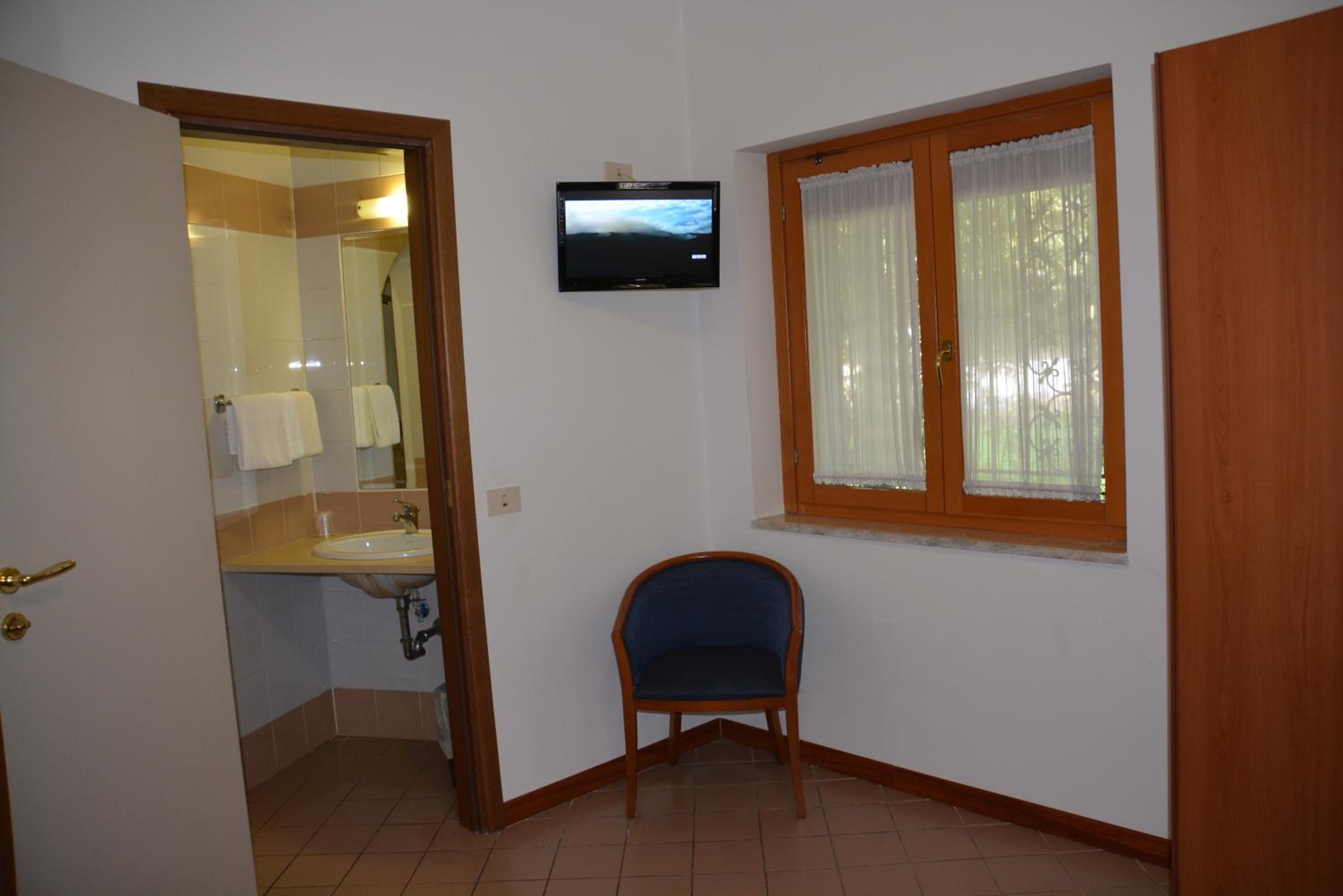 Budget Double Room photo 2