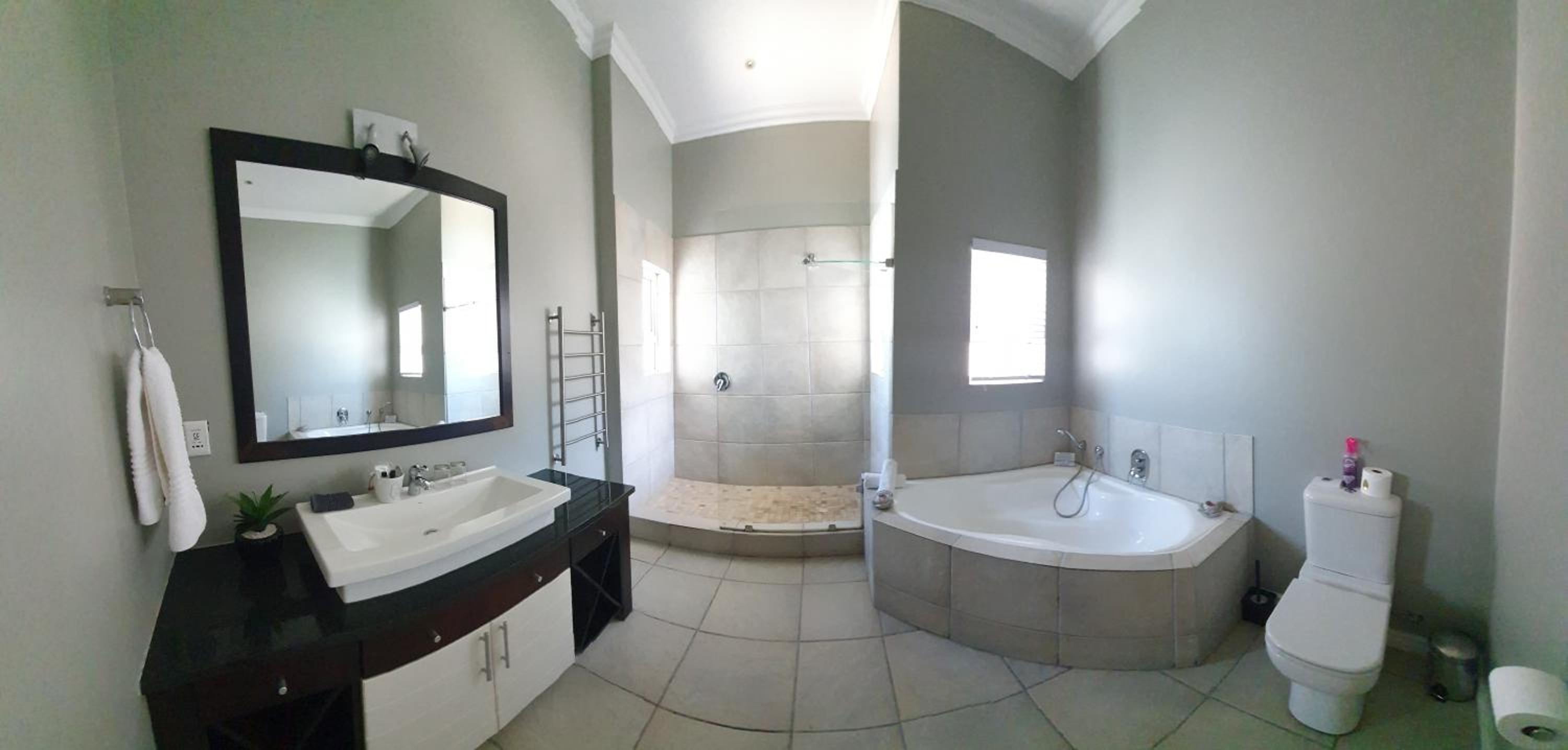 Honeymoon Queen Room - Photo 5