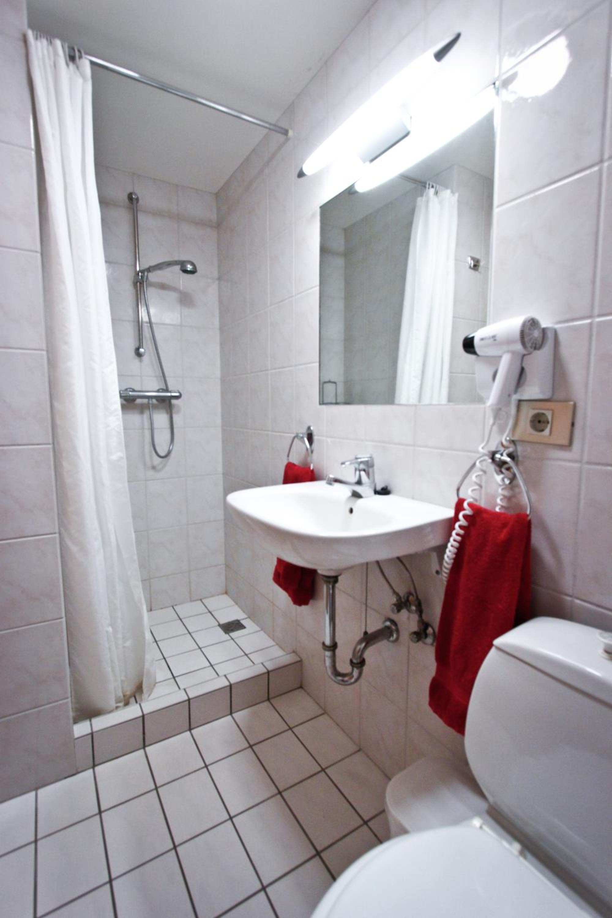 Twin Room with Private Bathroom photo 2