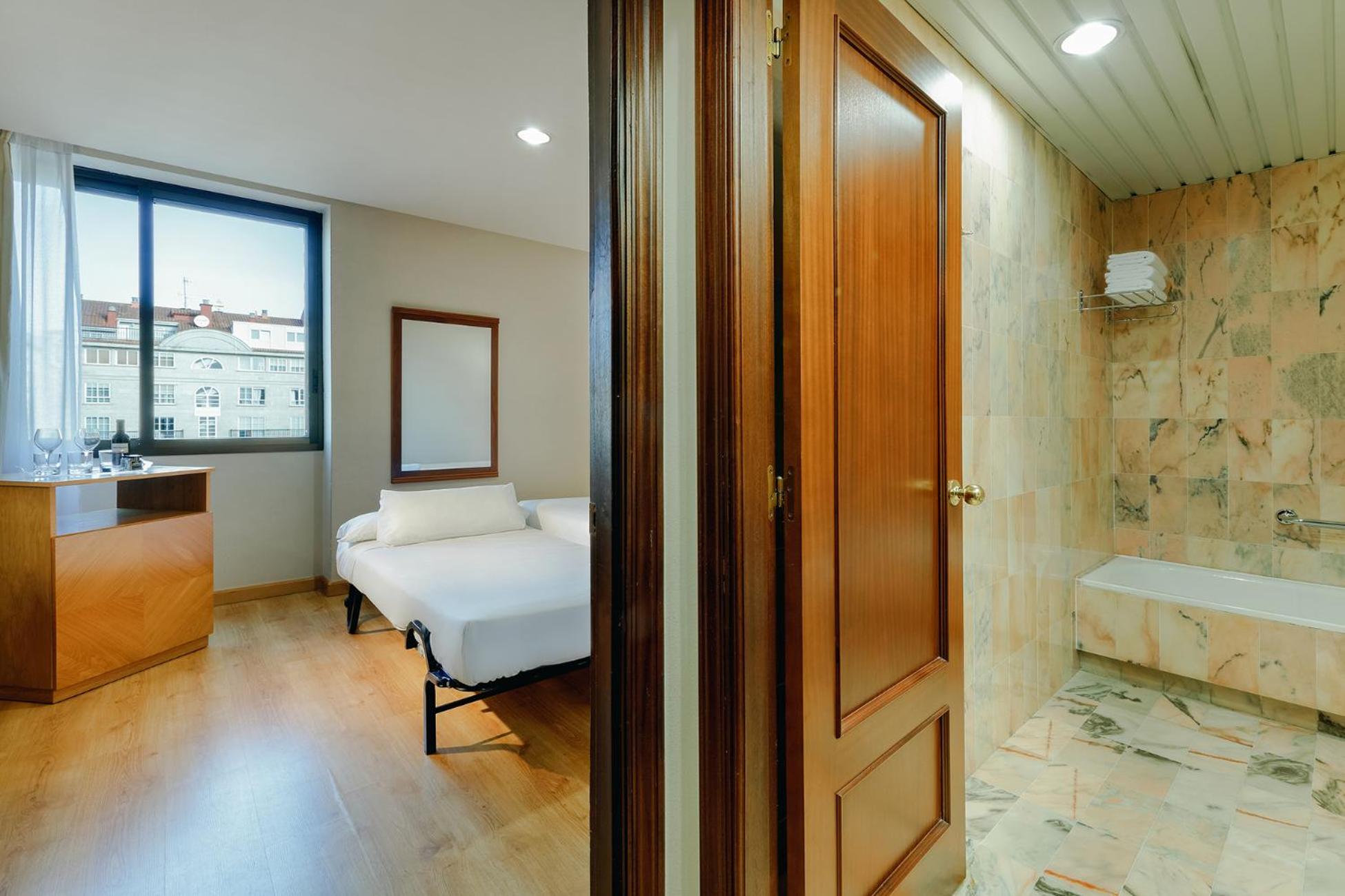 Standard Double or Twin Room (2 Adults + 1 Child) - Photo 4