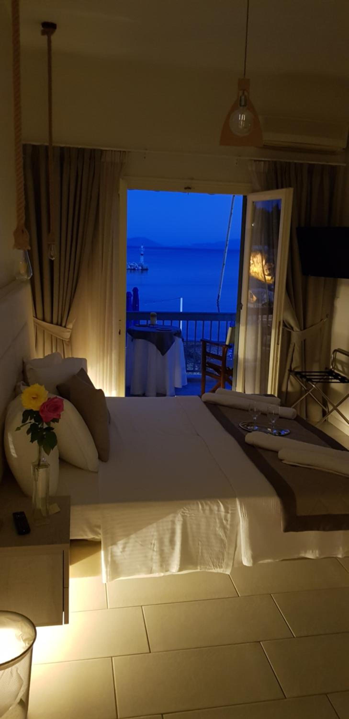 Deluxe Twin Room with Sea View - Photo 3