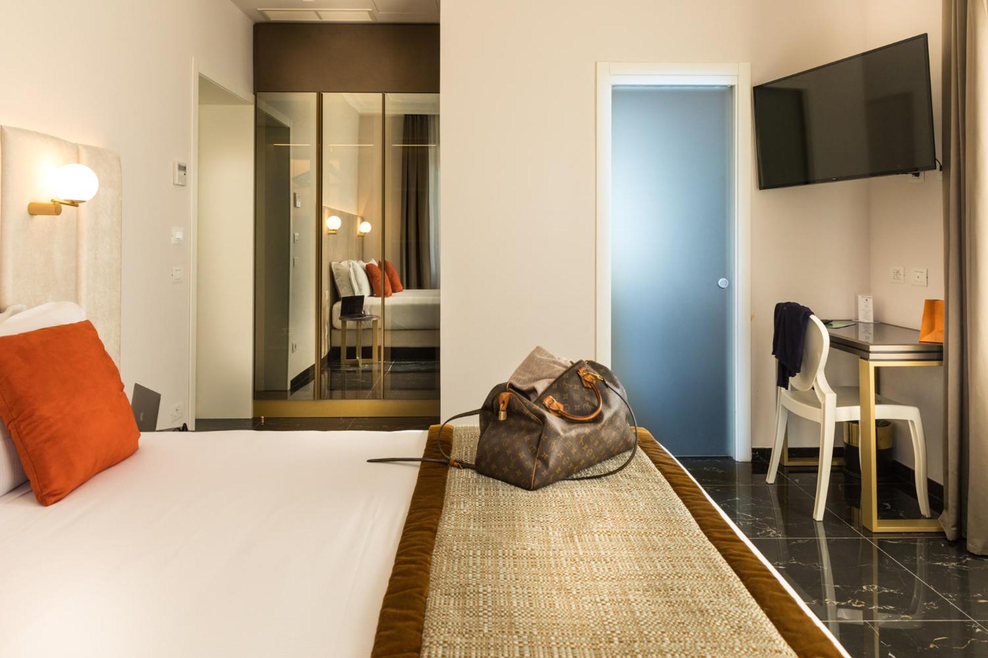 Superior Double or Twin Room thumbnail 6