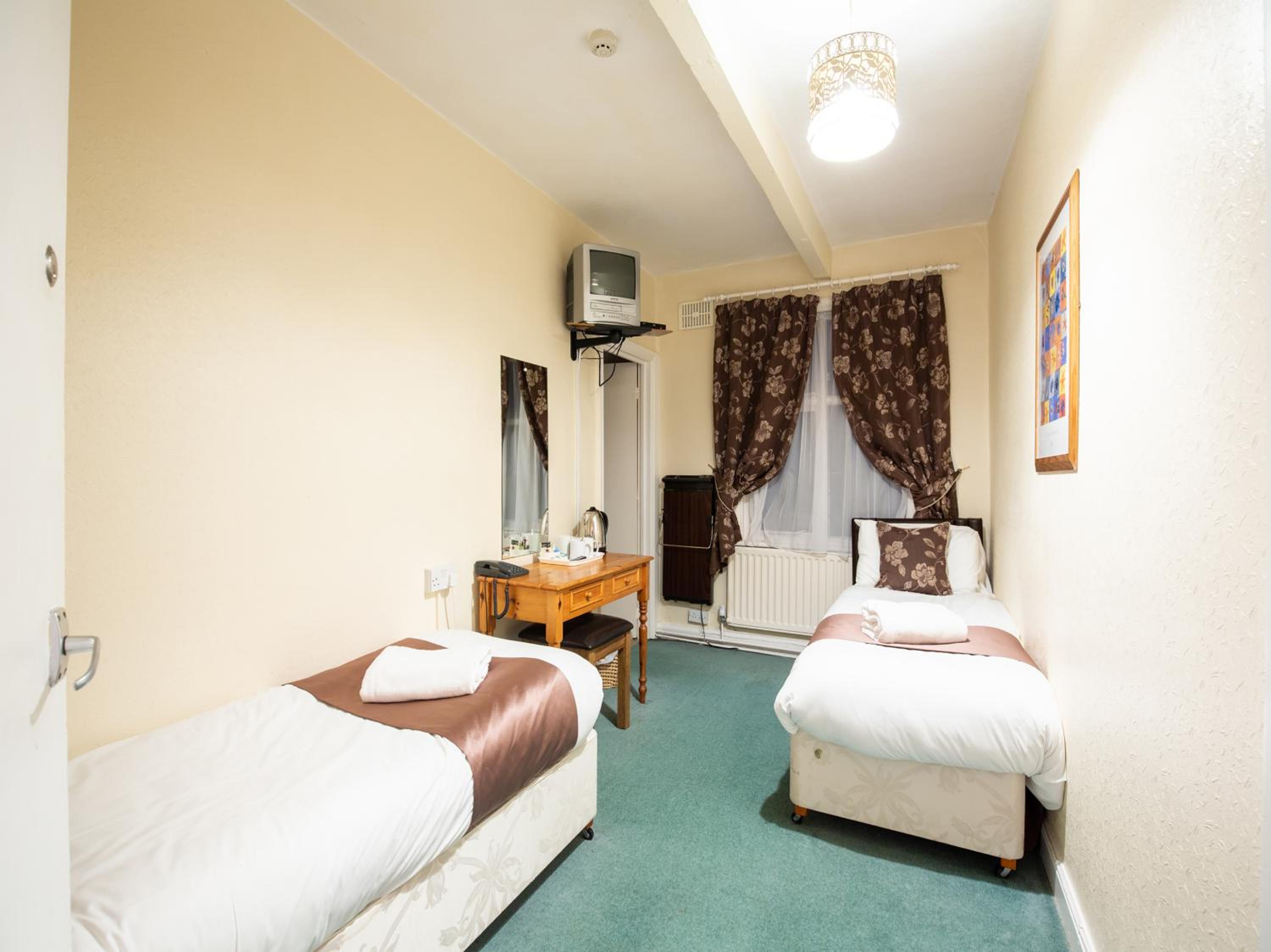 Standard Twin Room - Photo 1