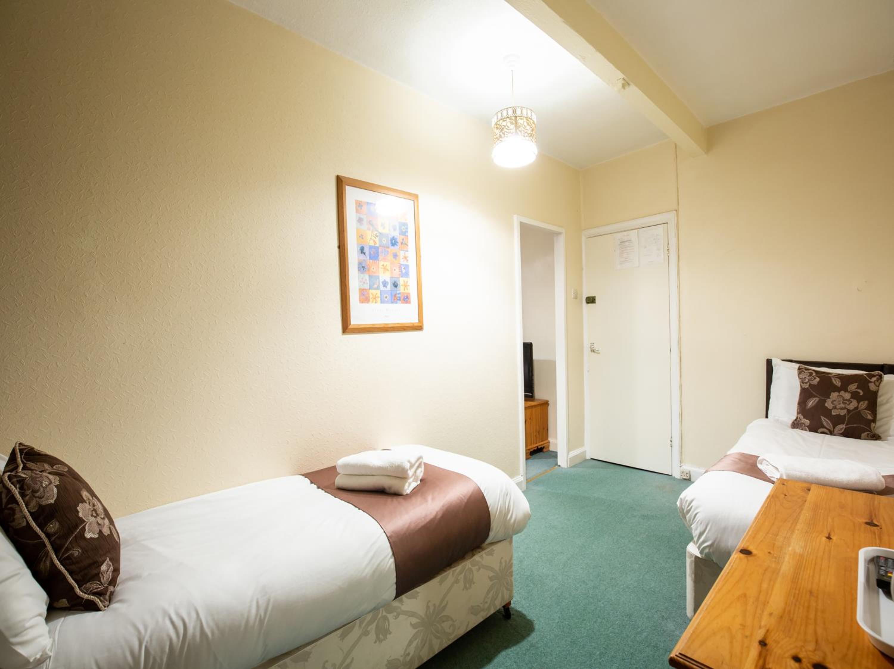 Standard Twin Room - Photo 2