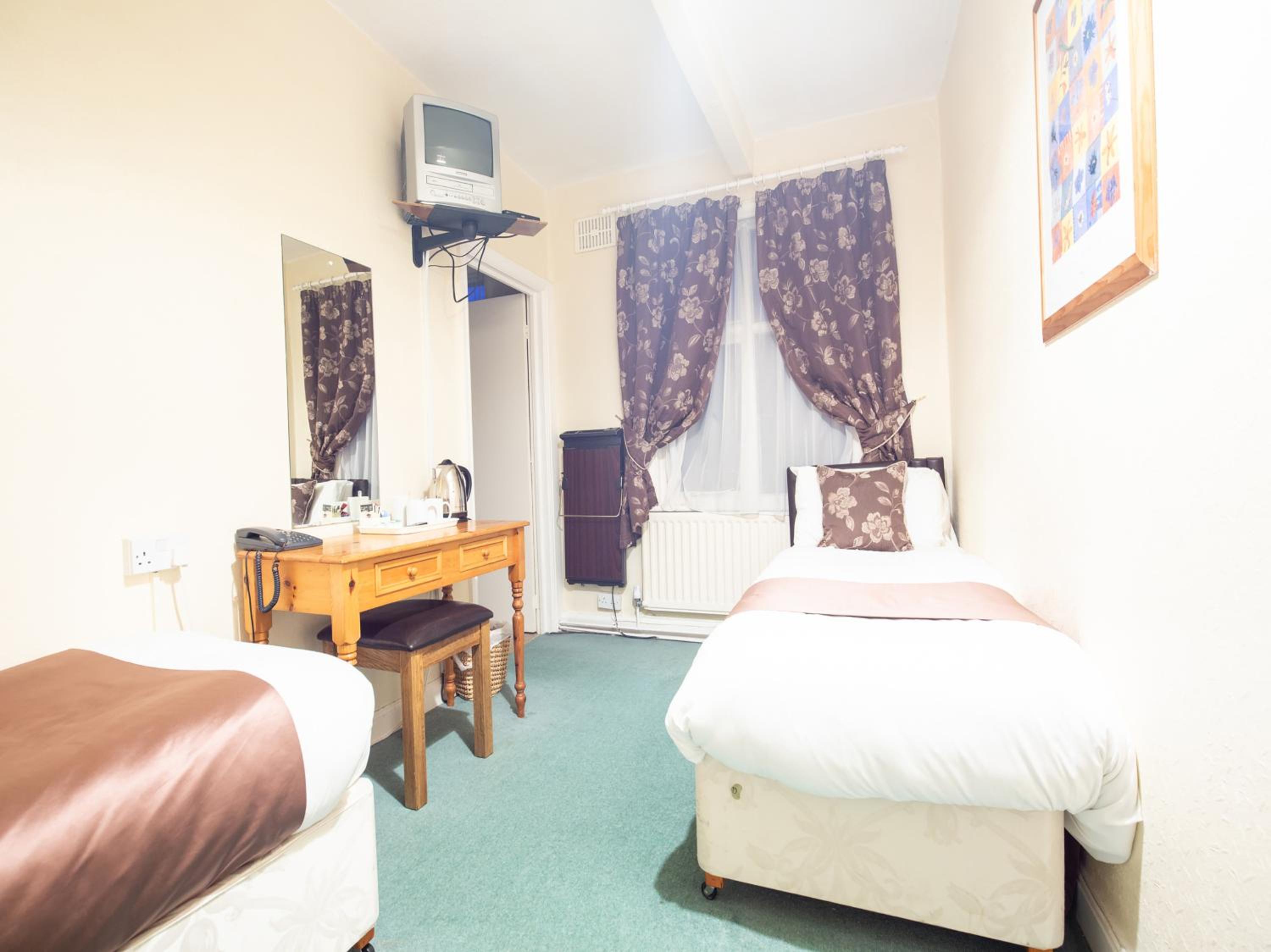 Standard Twin Room - Photo 3