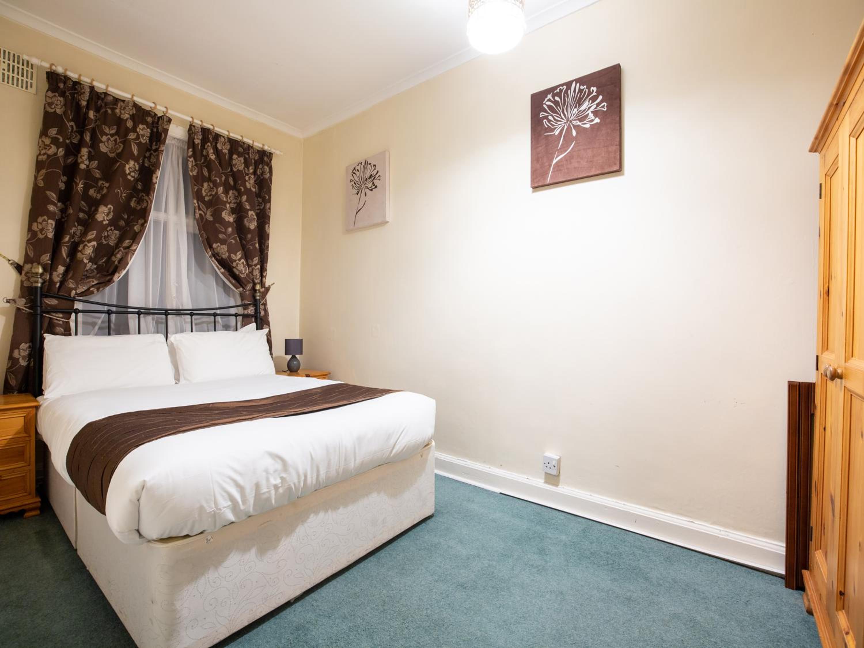 Standard Quad Room - Photo 7