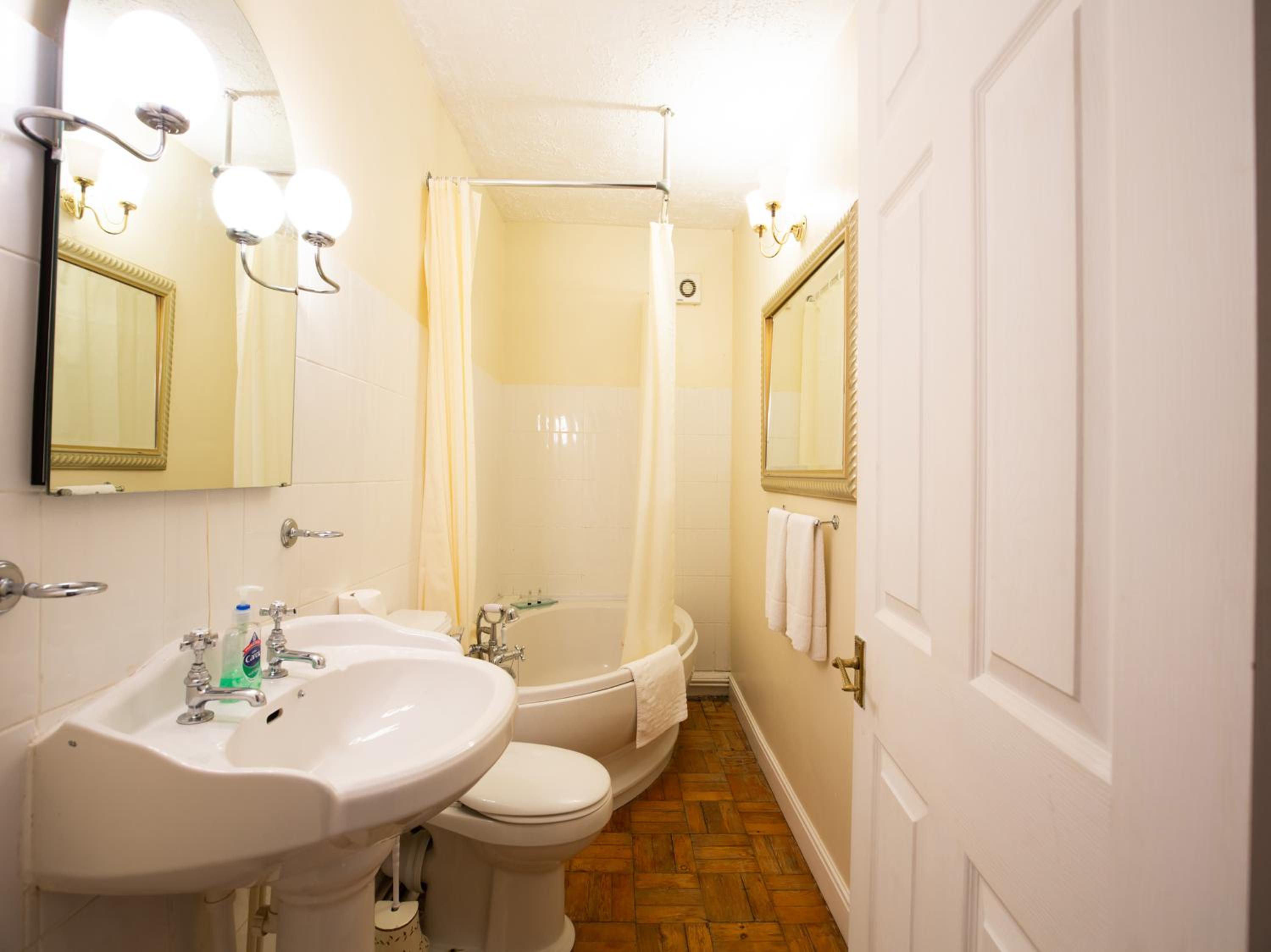 Standard Quad Room - Photo 8