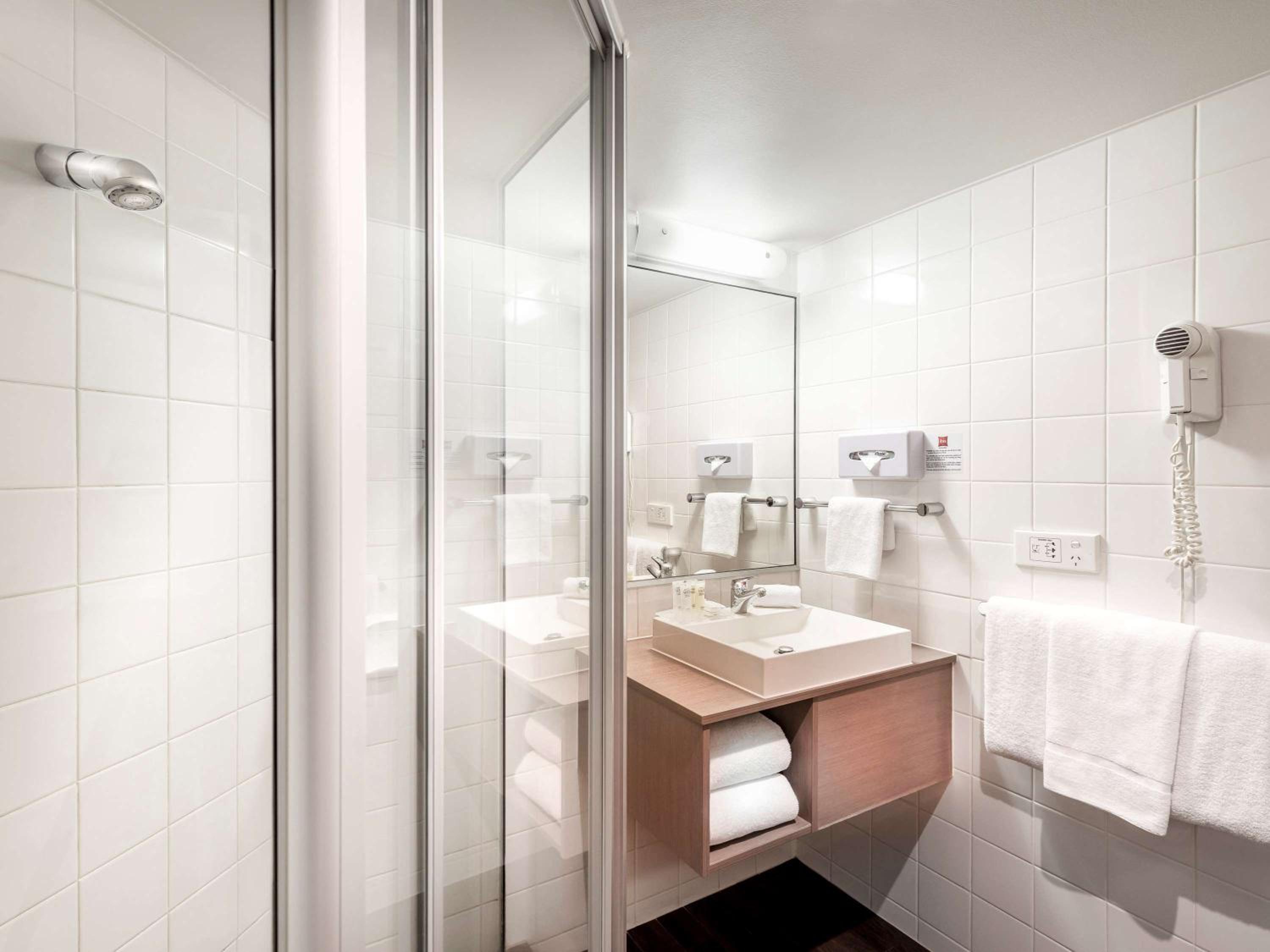 Standard Twin Room - Photo 11