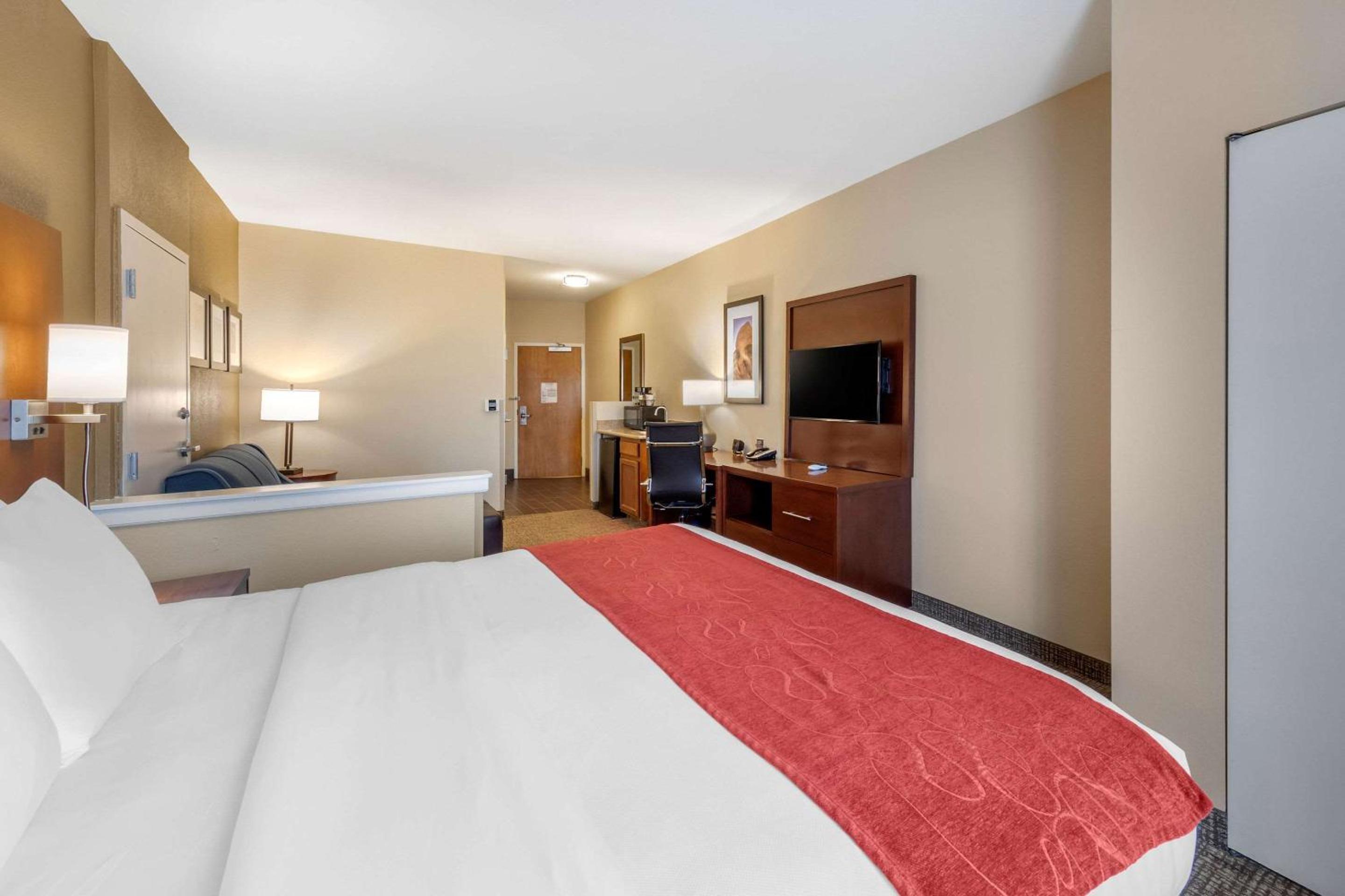 King Suite - Accessible/Non-Smoking - Photo 3
