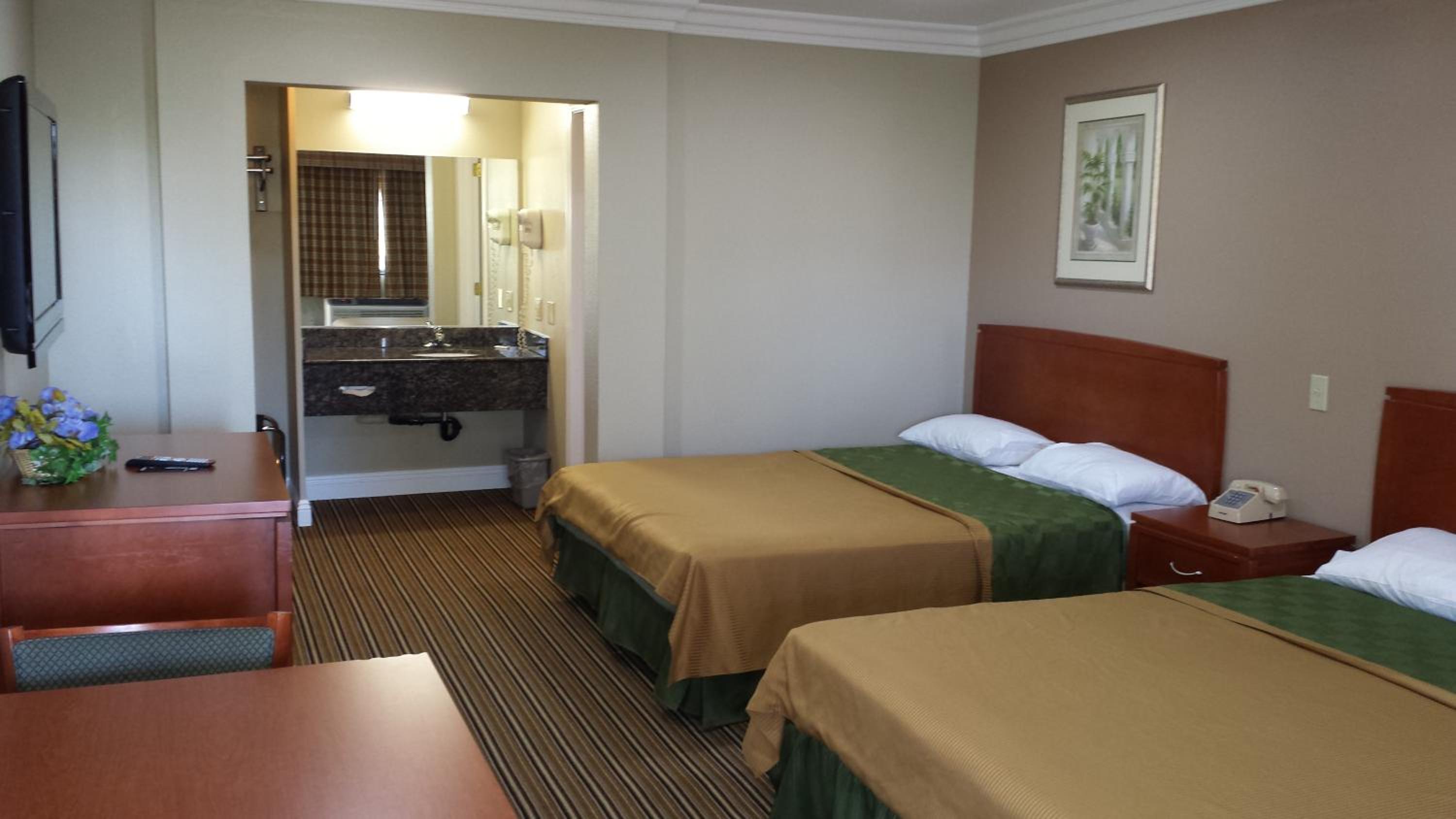 Standard Queen Room with Two Queen Beds - Photo 6