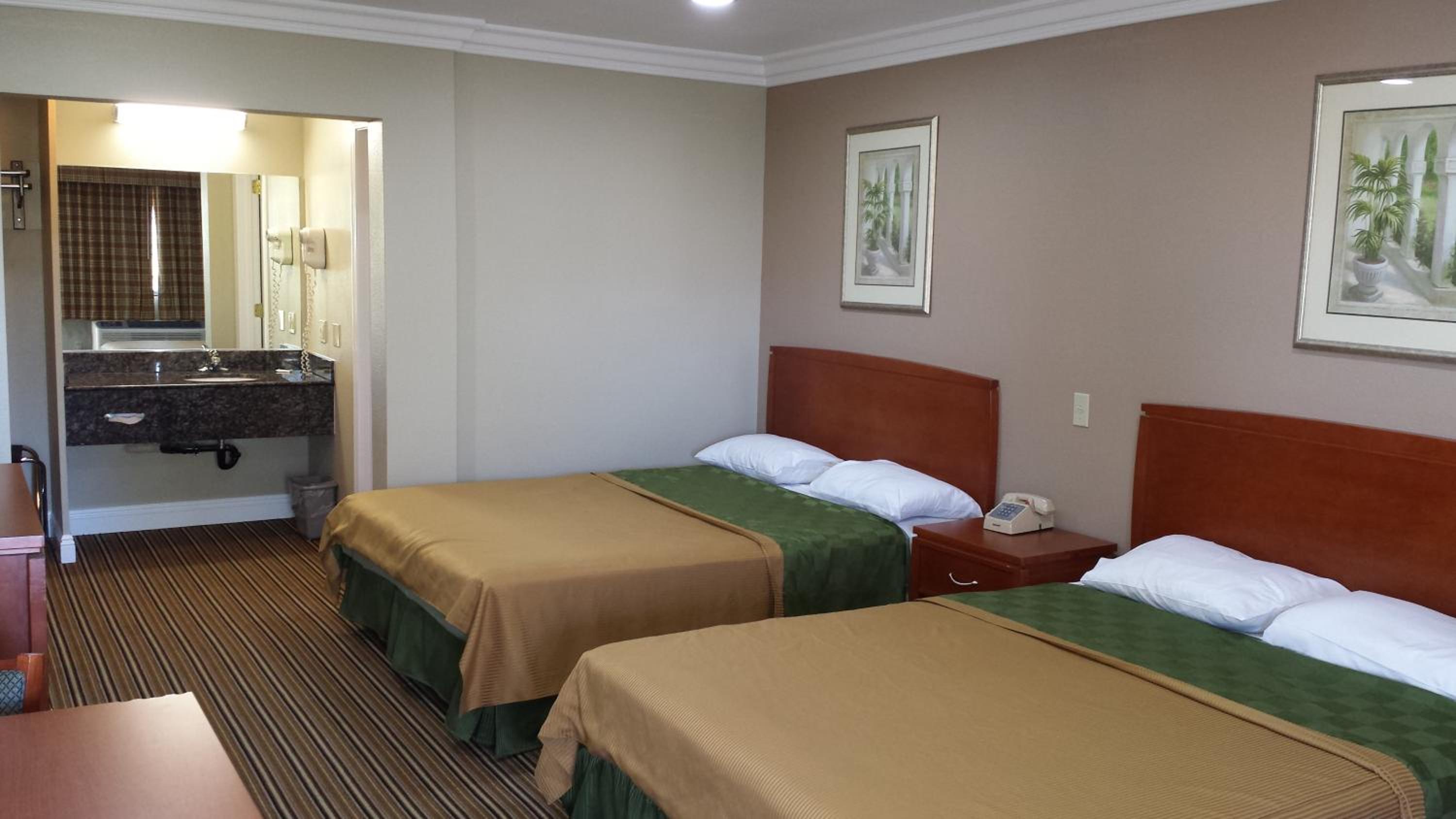 Standard Queen Room with Two Queen Beds - Photo 2