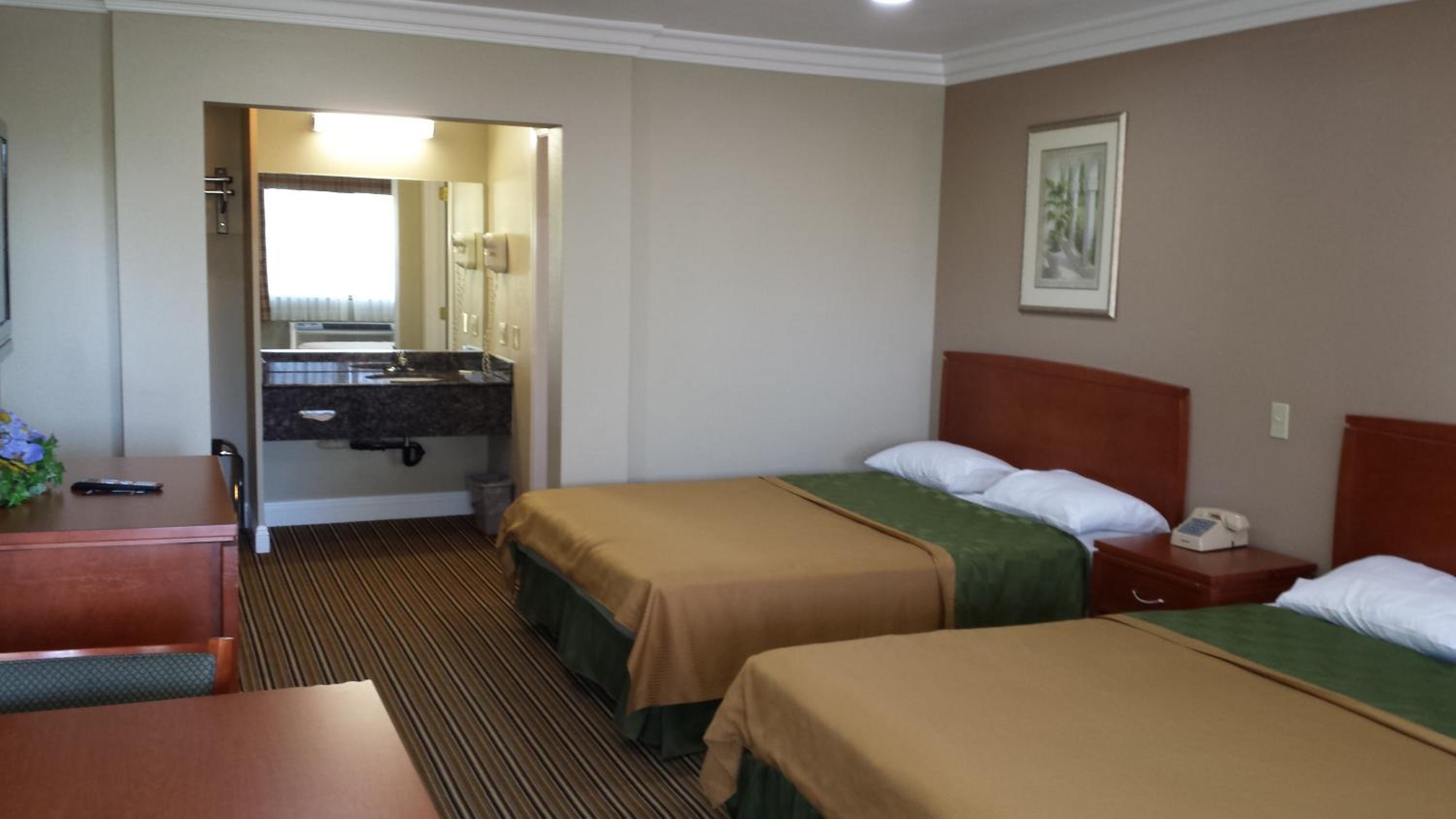 Standard Queen Room with Two Queen Beds - Photo 4