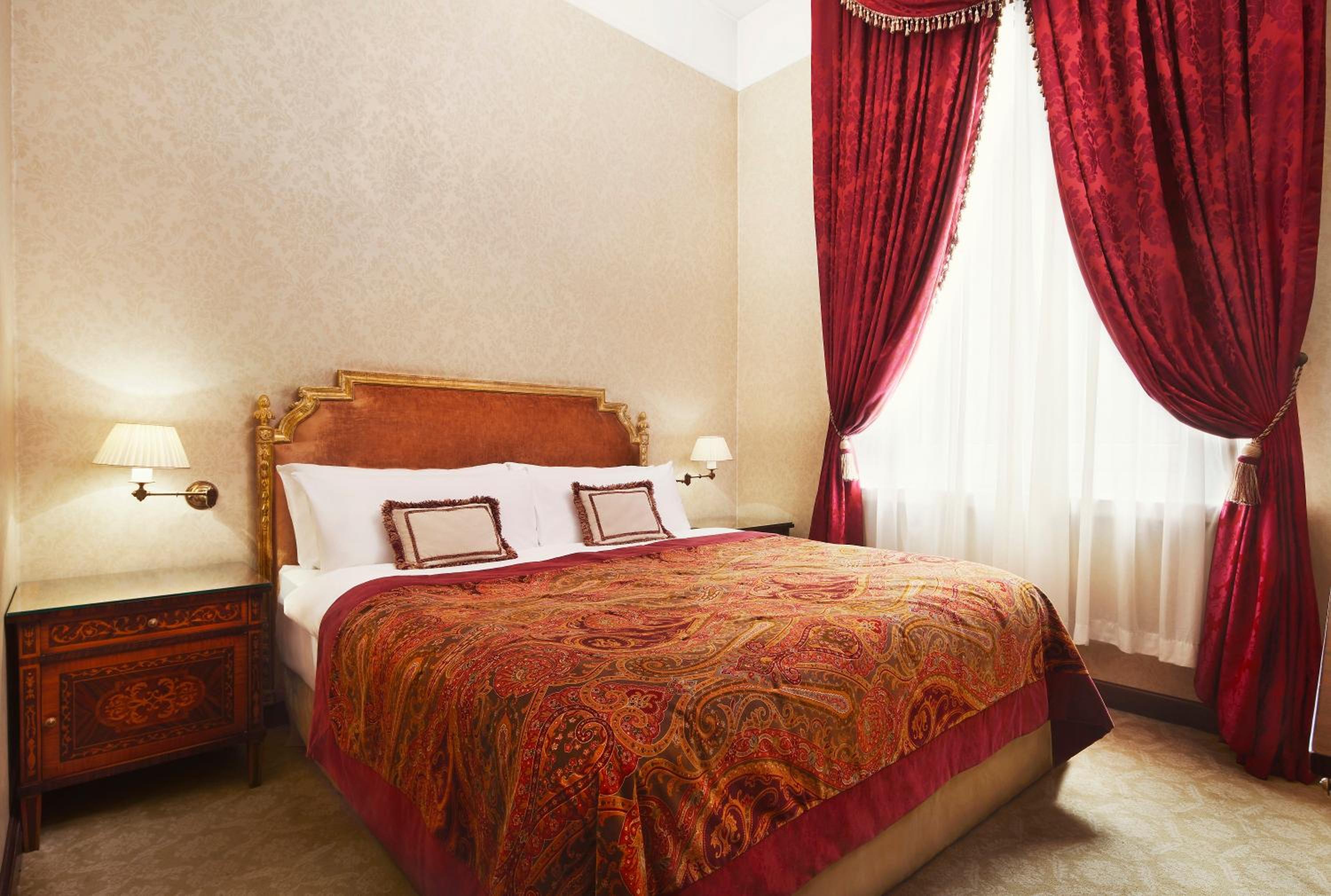 1 Bedroom Executive Suite, 1 King bed, Sveta Nedelya View - Photo 3