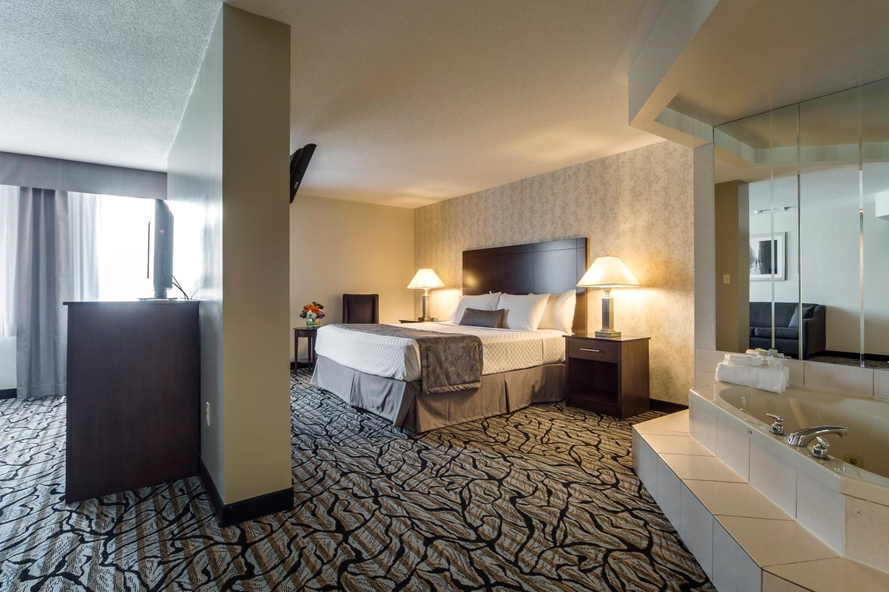 Deluxe King Suite with Jetted Tub and Living Room - Photo 3