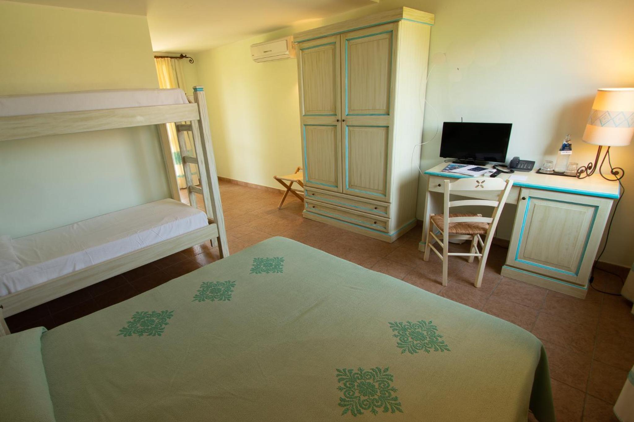 Family Quadruple Room (2 Adults + 2 Children) photo 2