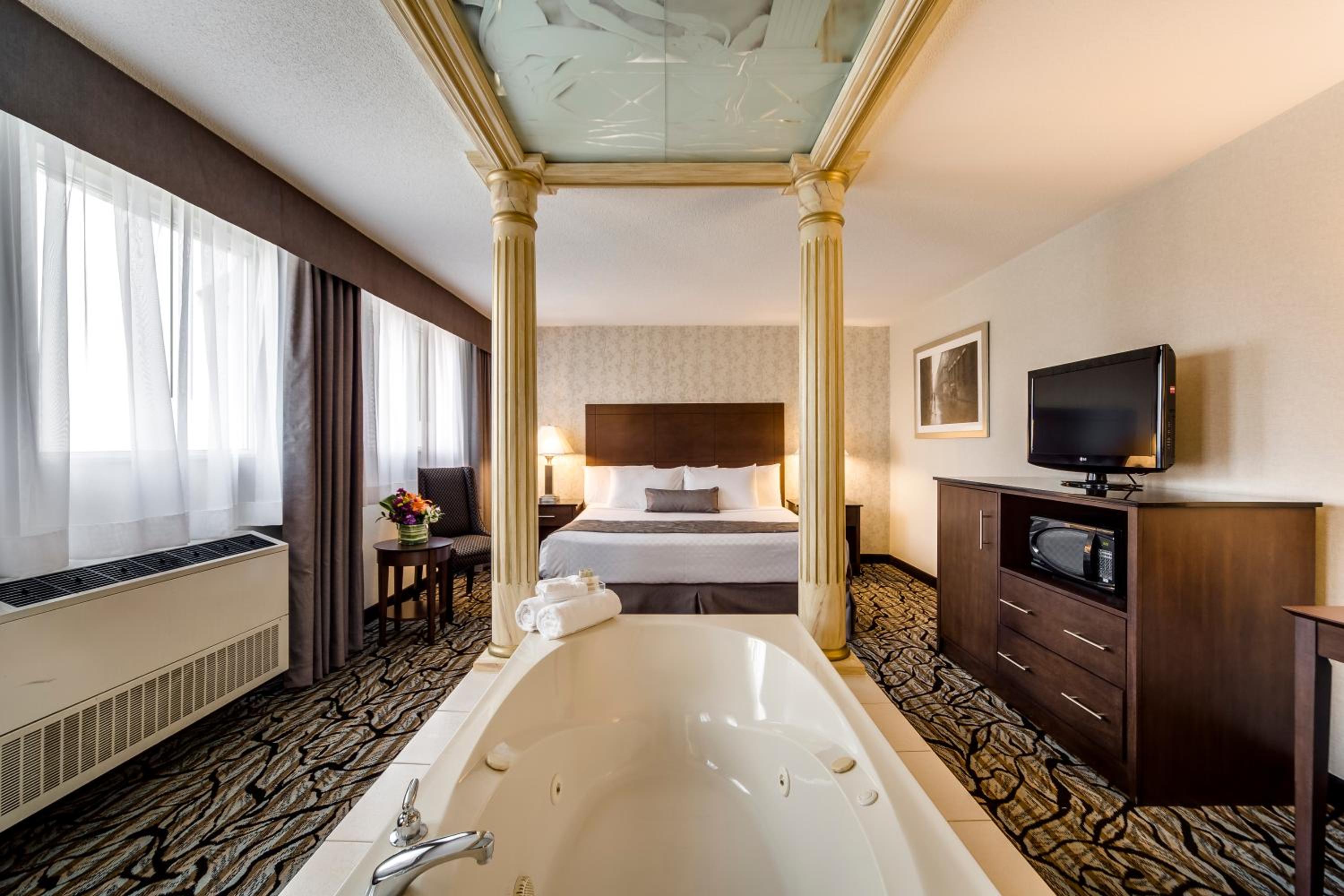 Deluxe King Jacuzzi - Roman Suite - Photo 3