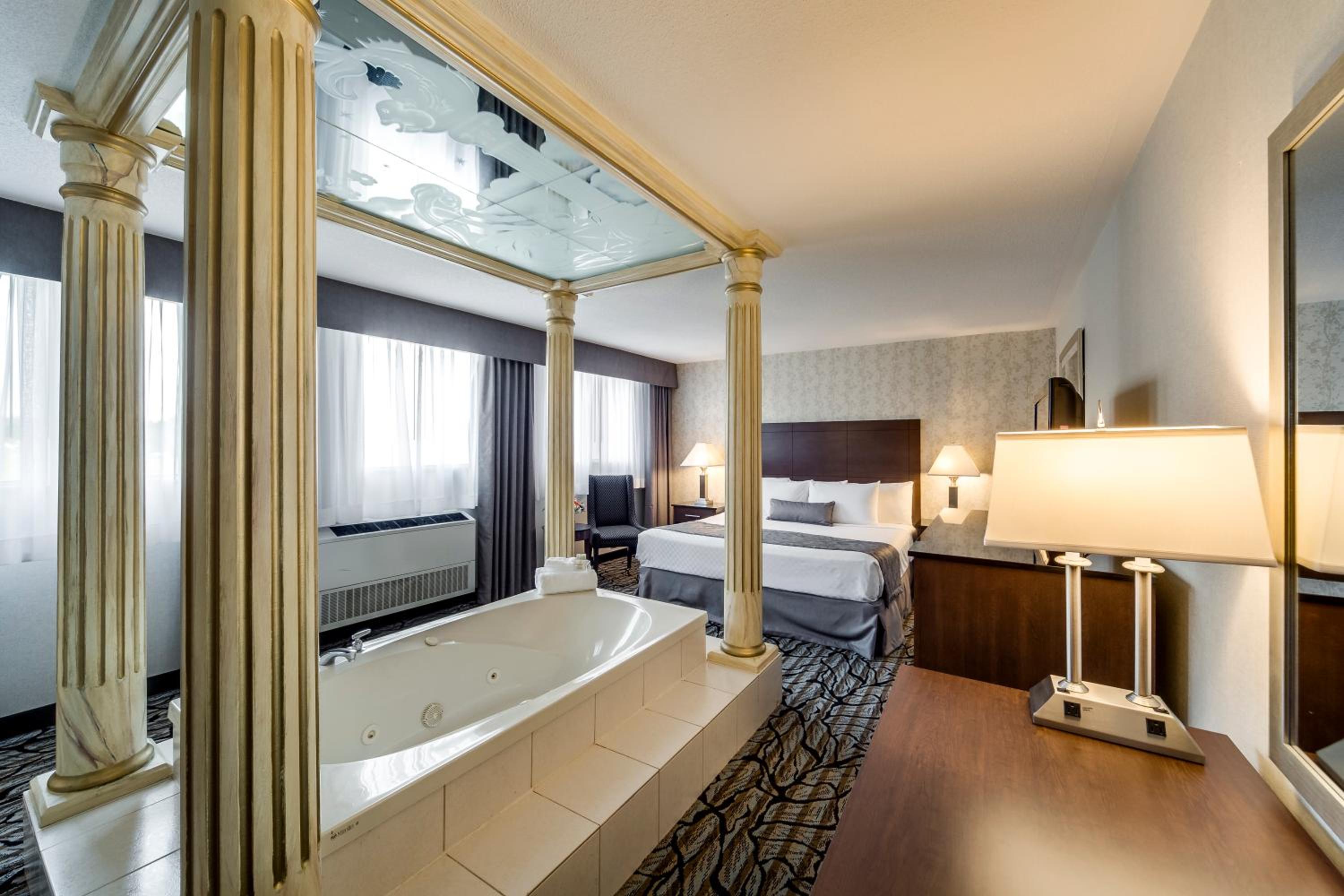 Deluxe King Jacuzzi - Roman Suite - Photo 2