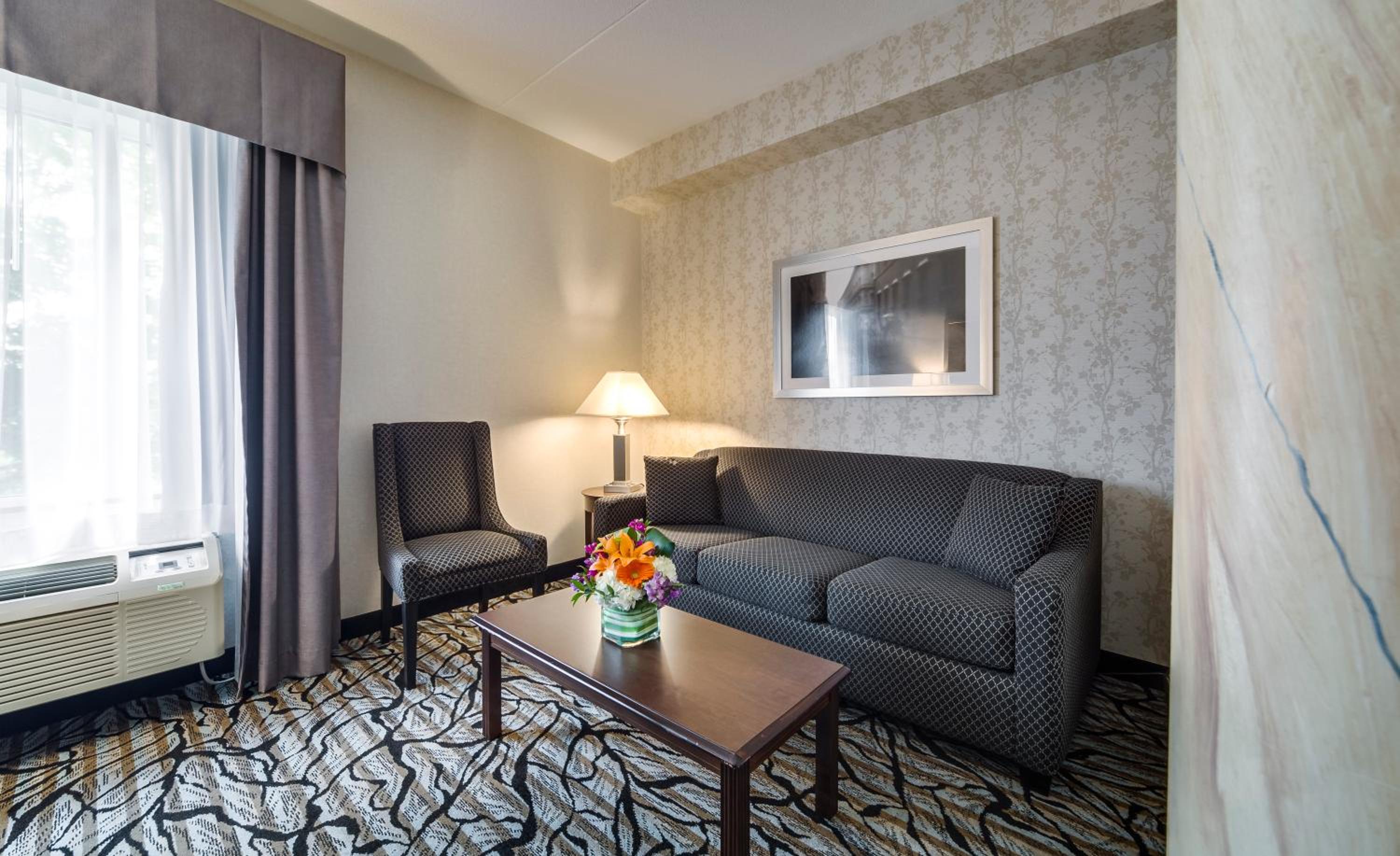 Queen Suite with Sofa Bed - Photo 2