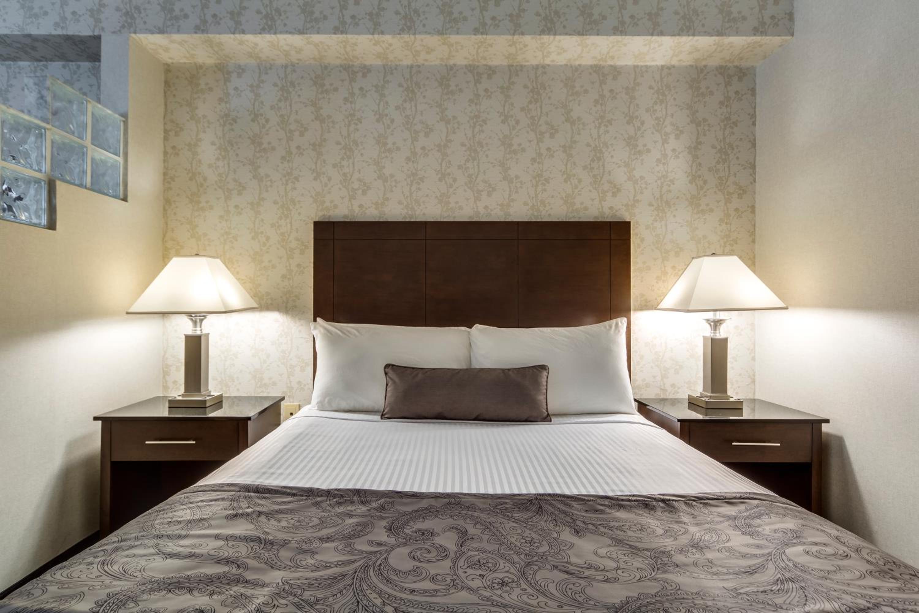 Queen Suite with Sofa Bed - Photo 3