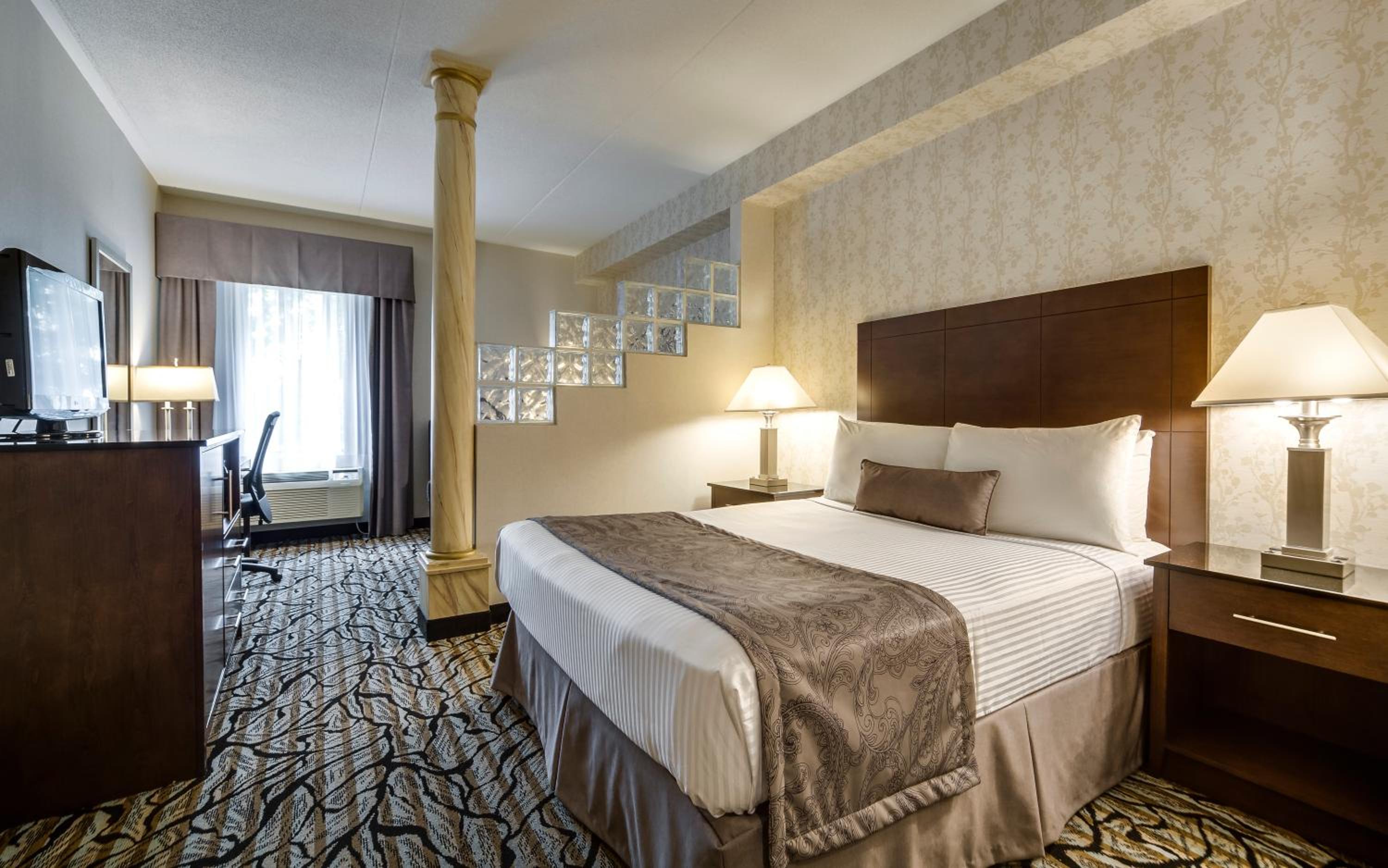 Queen Suite with Sofa Bed - Photo 4