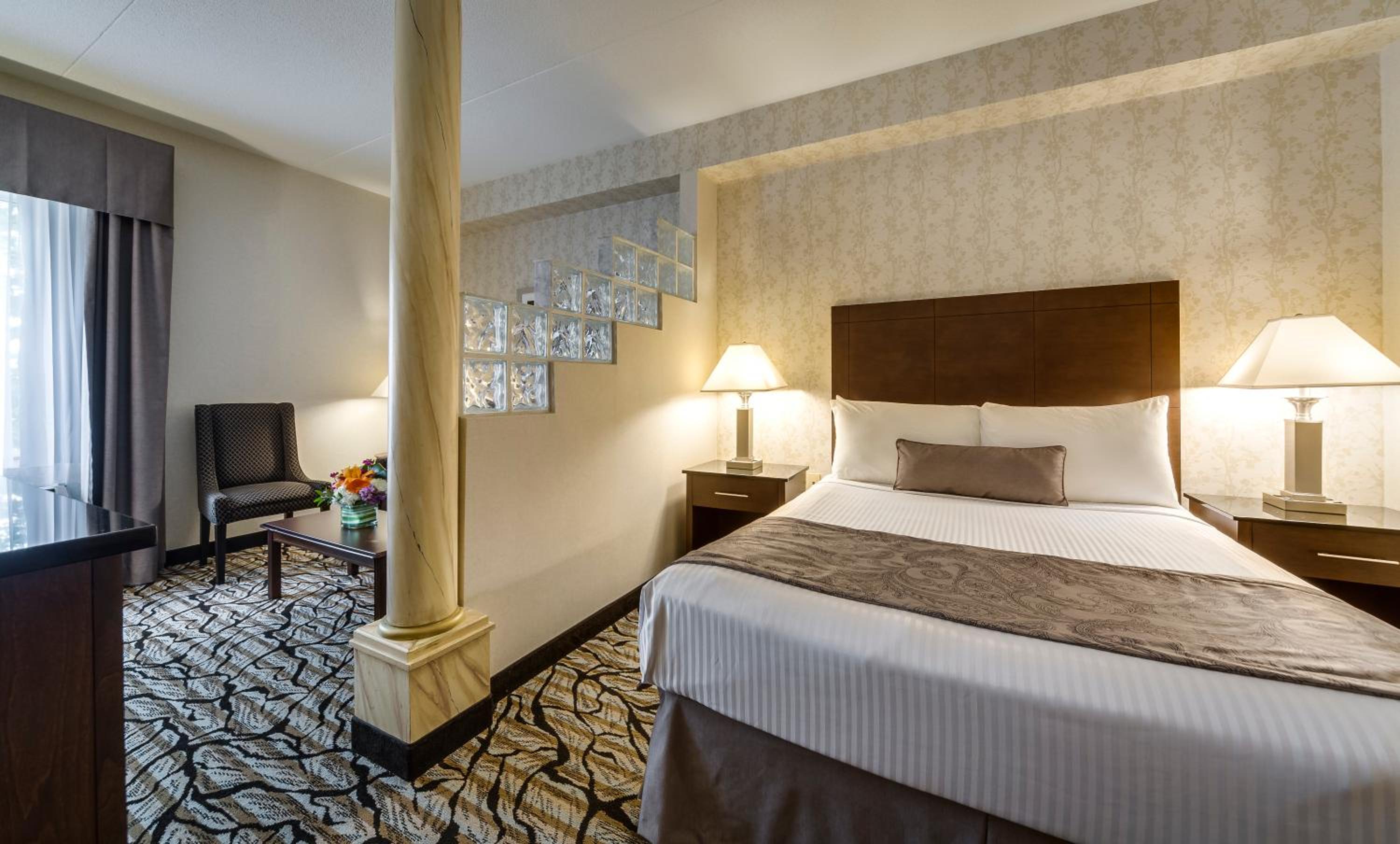 Queen Suite with Sofa Bed - Photo 5
