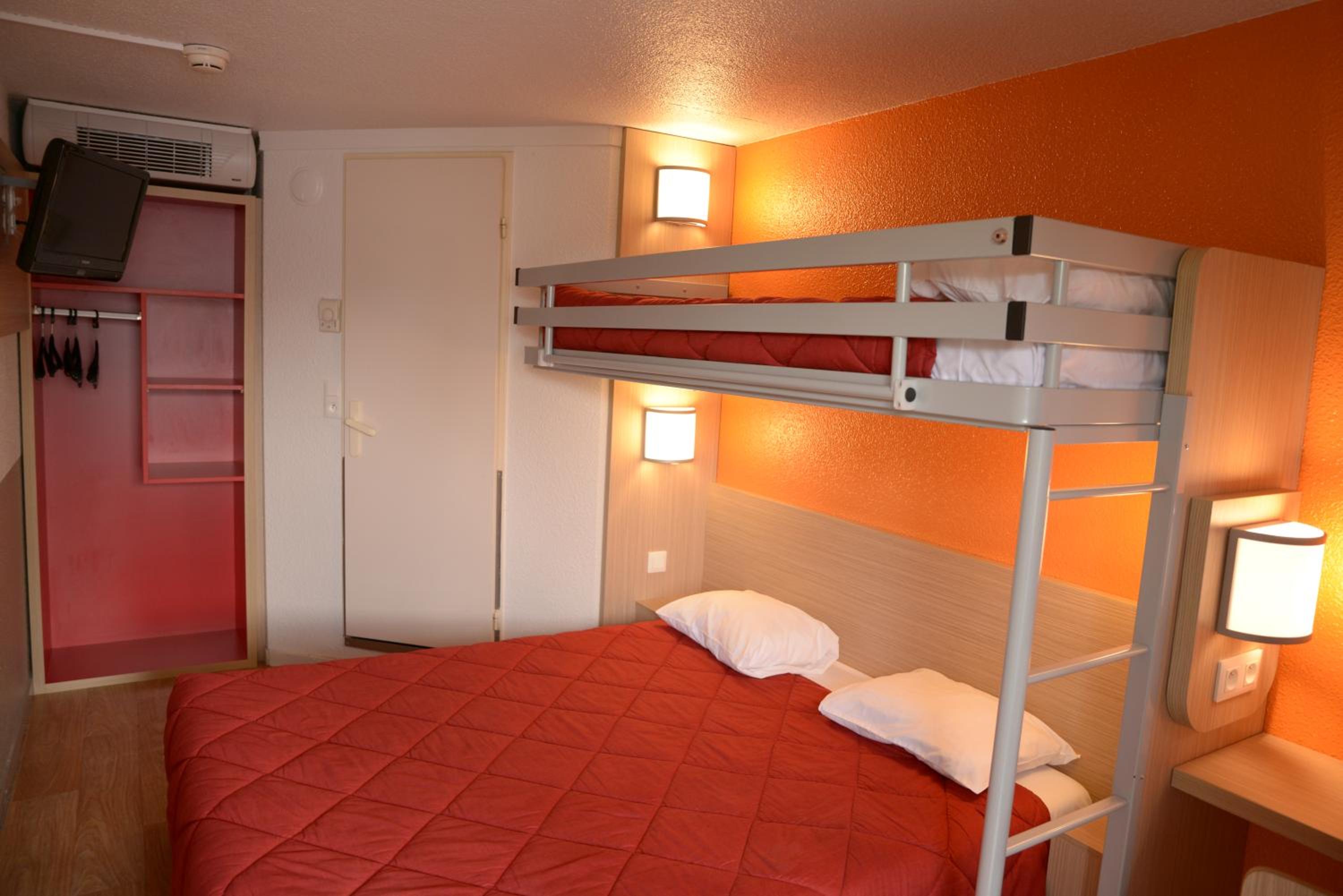 Triple Room (1 Double Bed + 1 Single Bed) photo 1