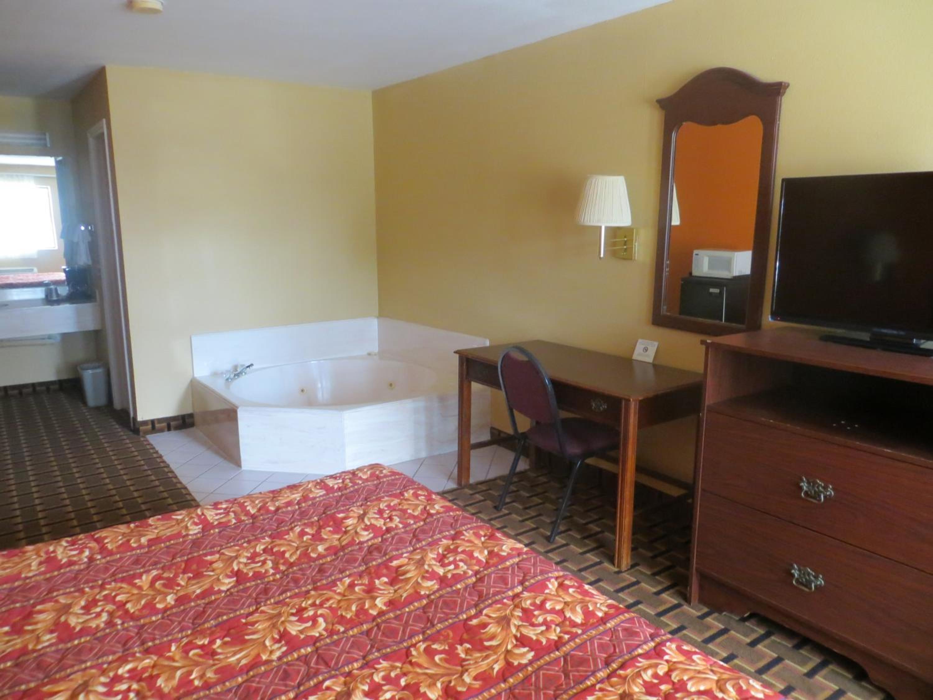 Queen Room with Two Queen Beds - Photo 2