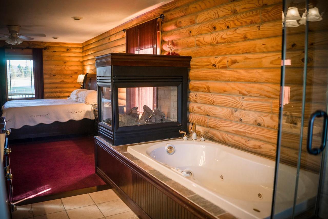 Deluxe King Suite photo 1