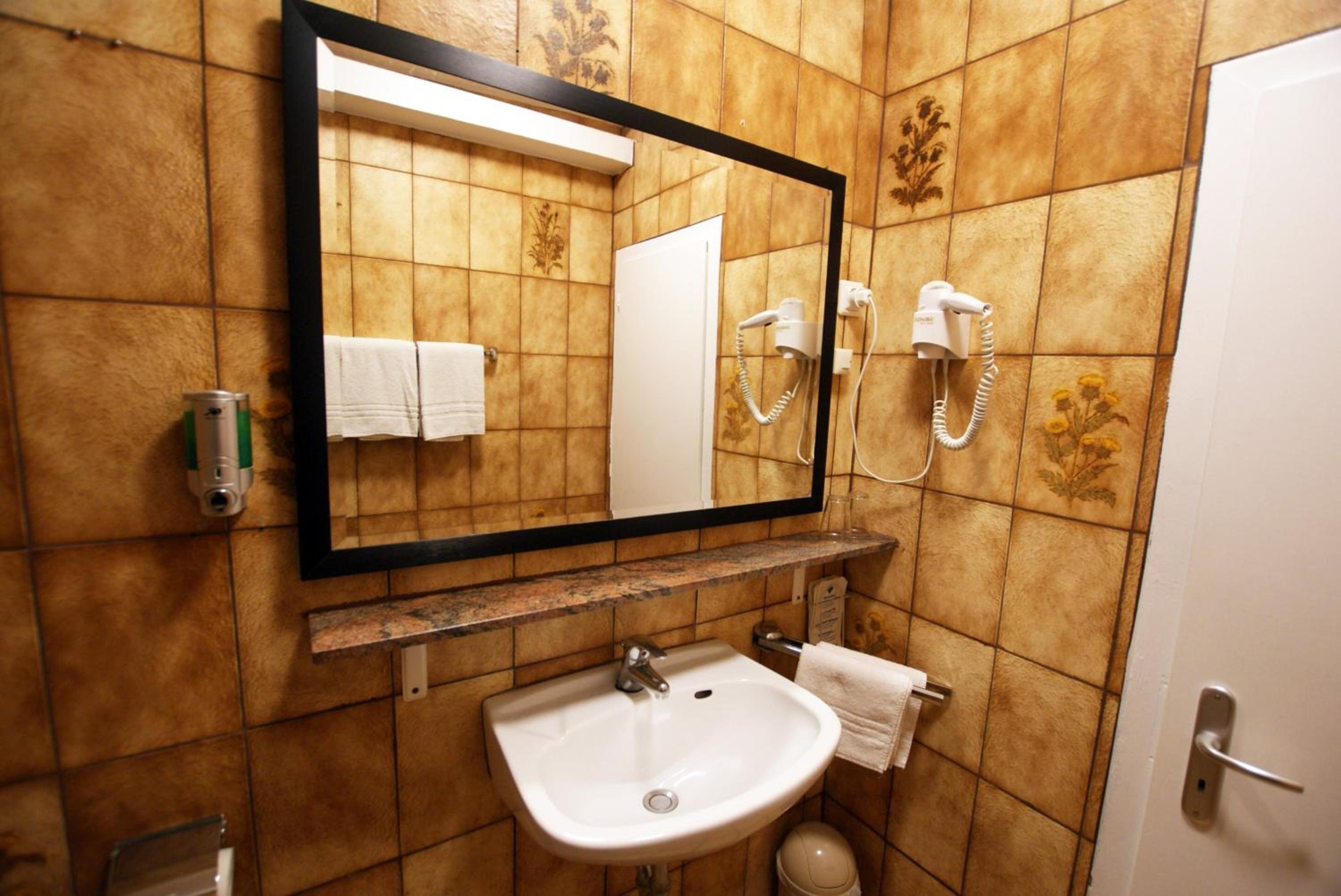 Double or Twin Room - Photo 3