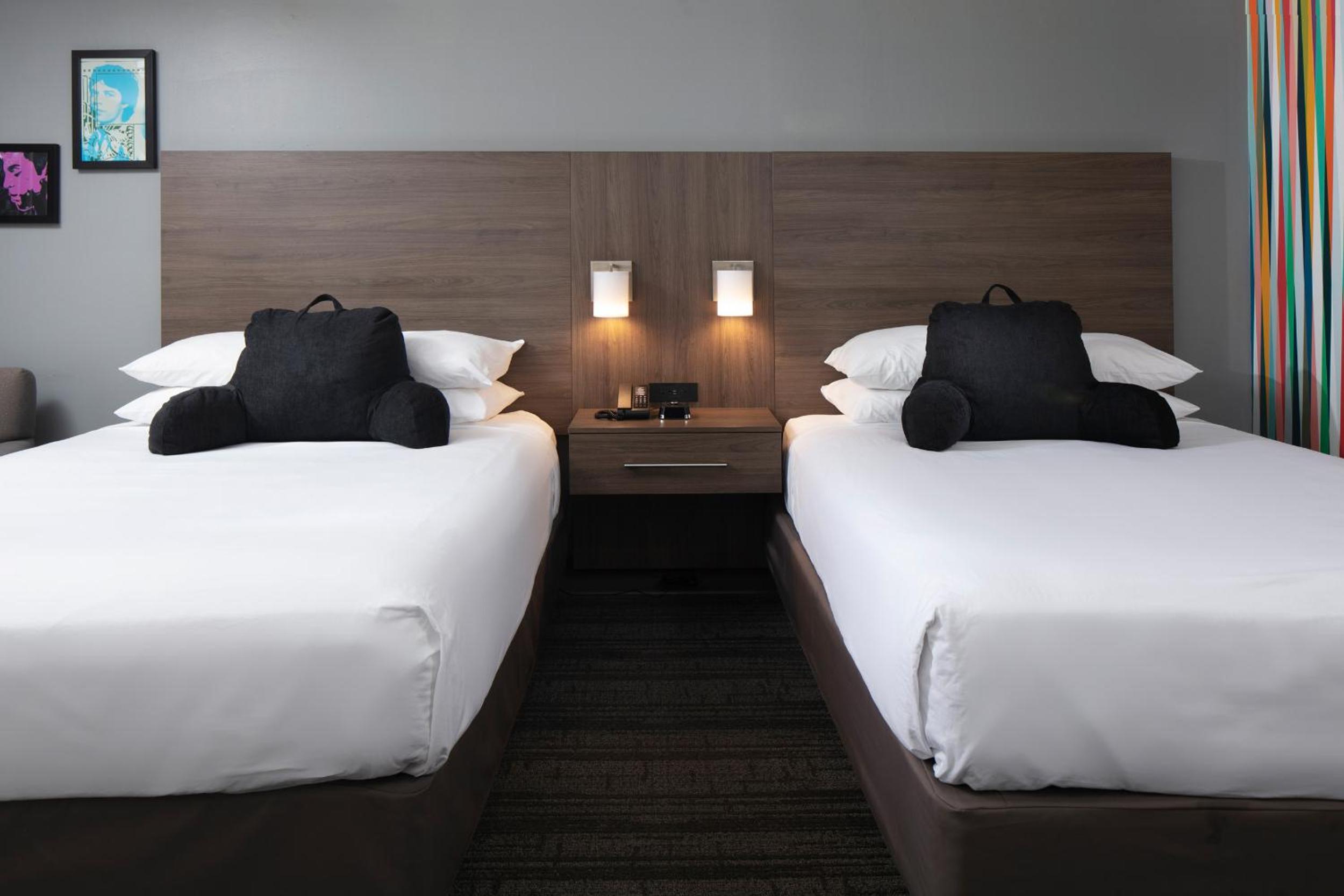 Queen Room with Two Queen Beds - Non-Smoking - Photo 3