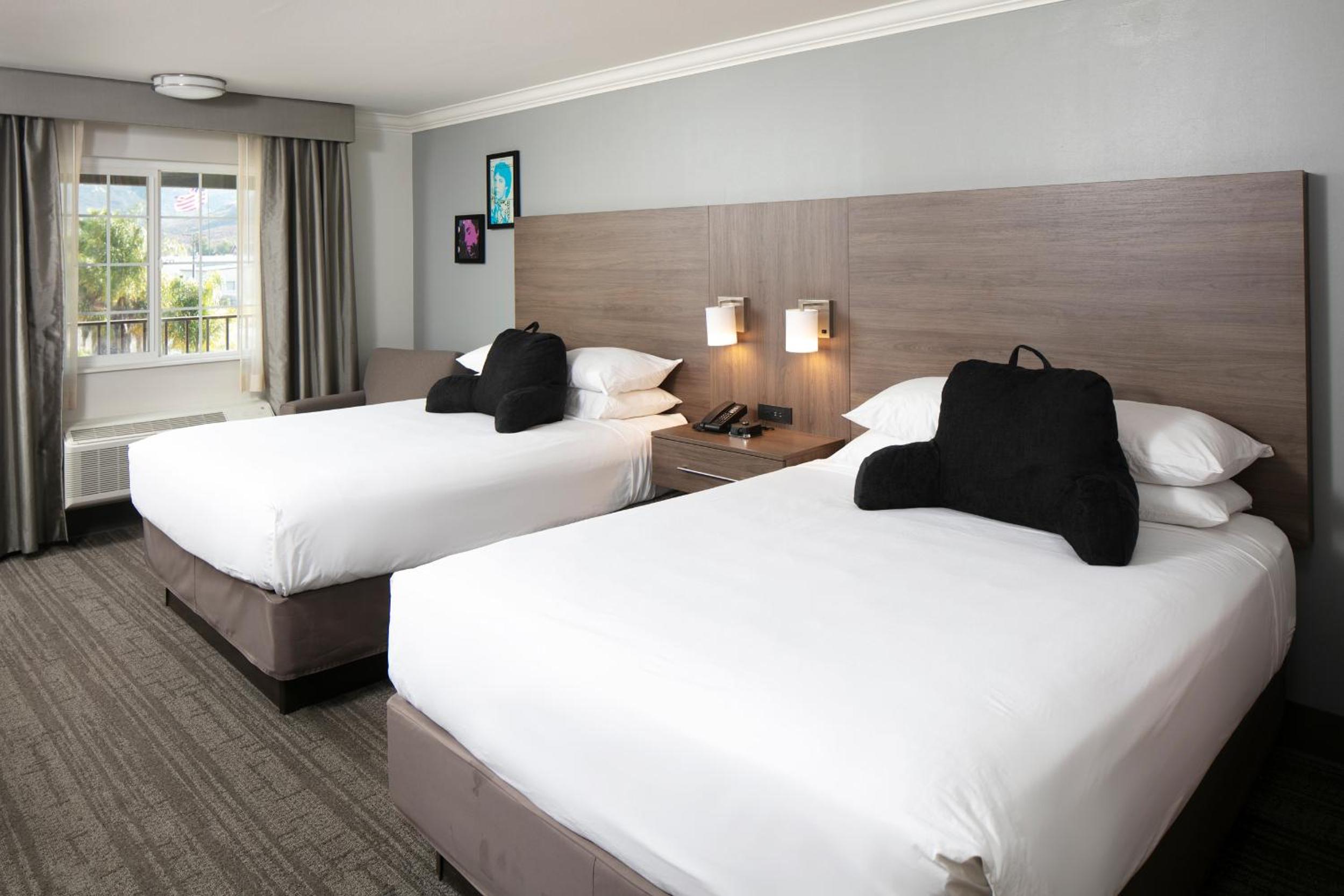 Queen Room with Two Queen Beds - Non-Smoking - Photo 2