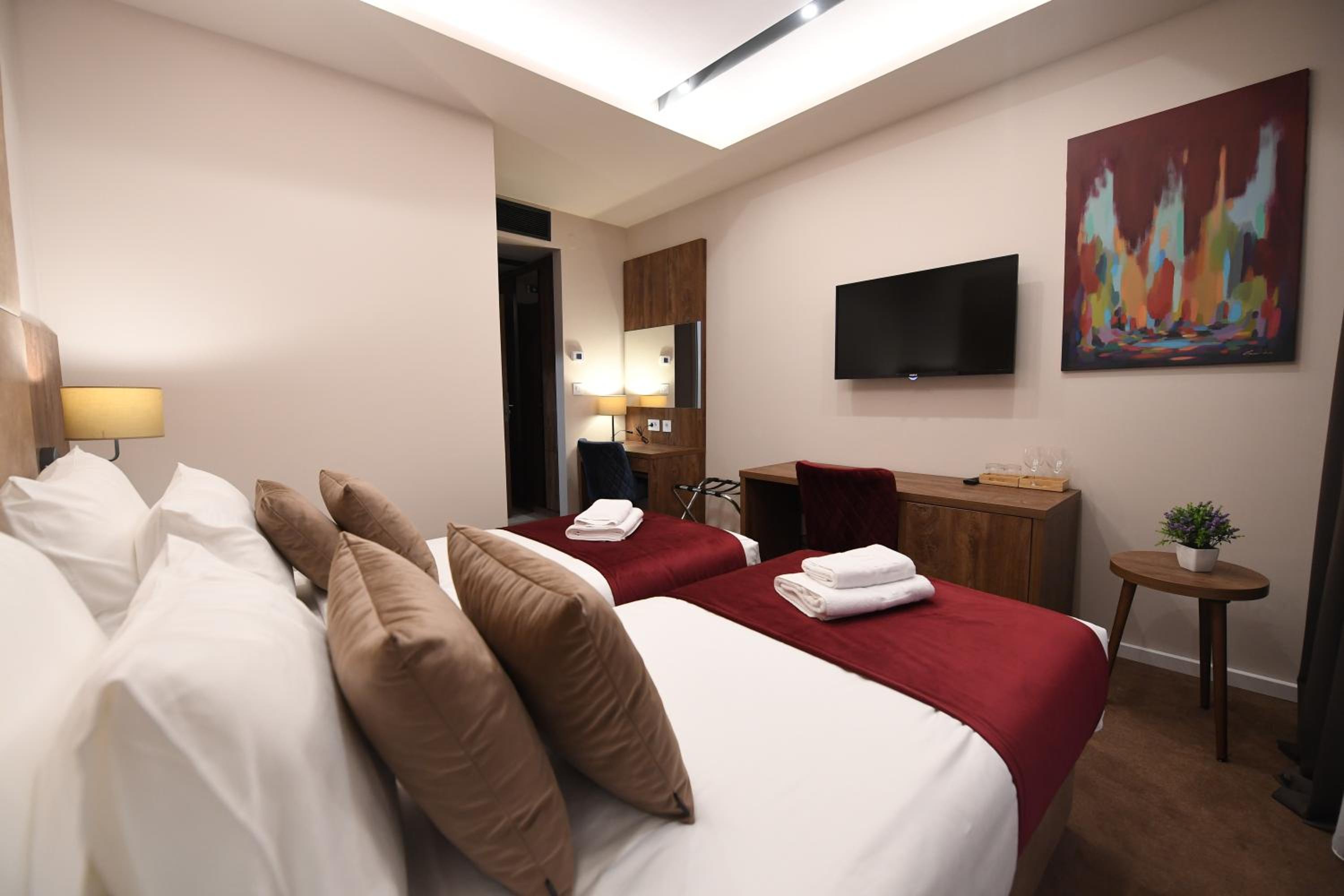Twin Room - Photo 3