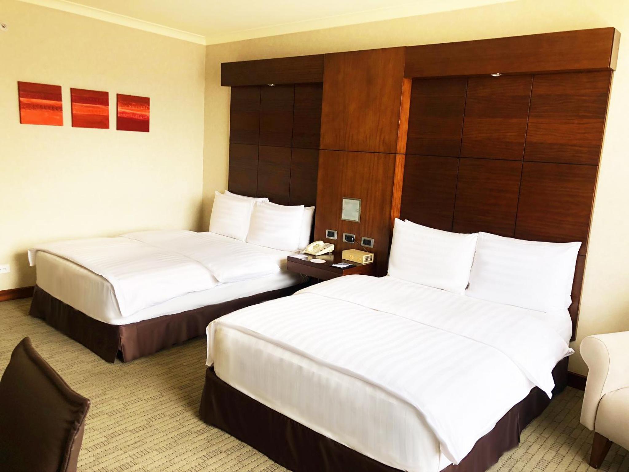 One-Bedroom Executive Suite with Twin Beds photo 3