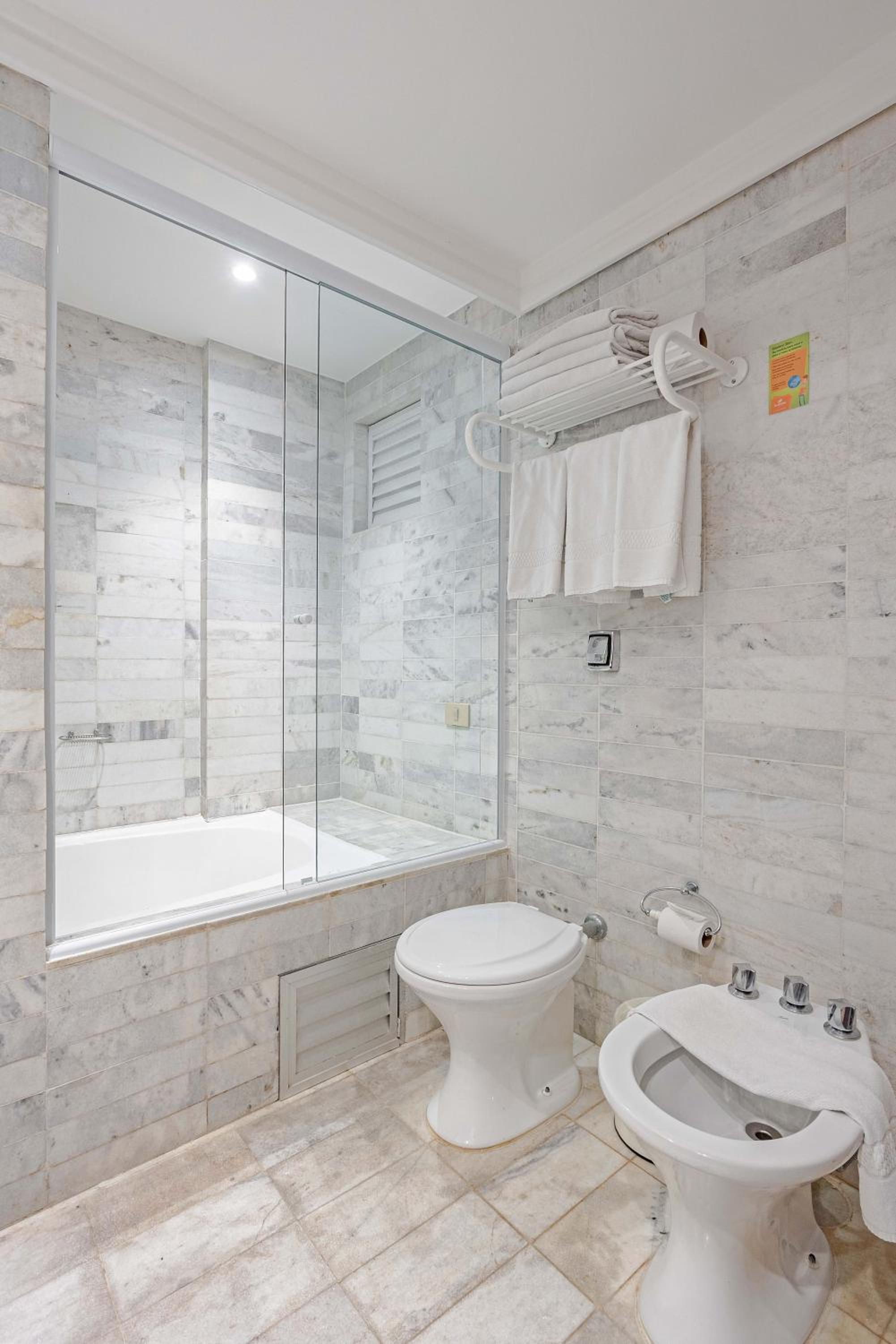 Suite with Hot Tub - Photo 4