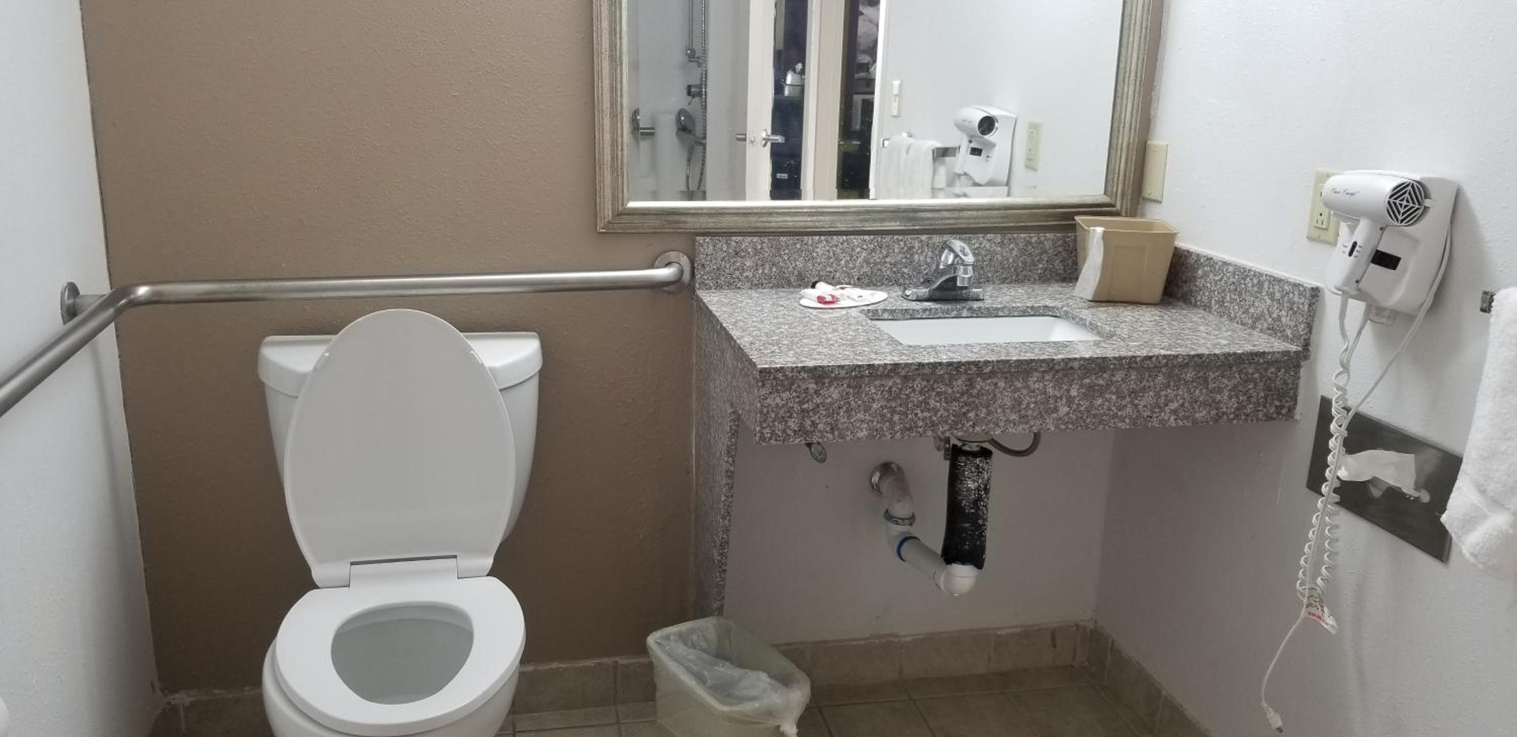 Double Room - Mobility Access/Smoking - Photo 2