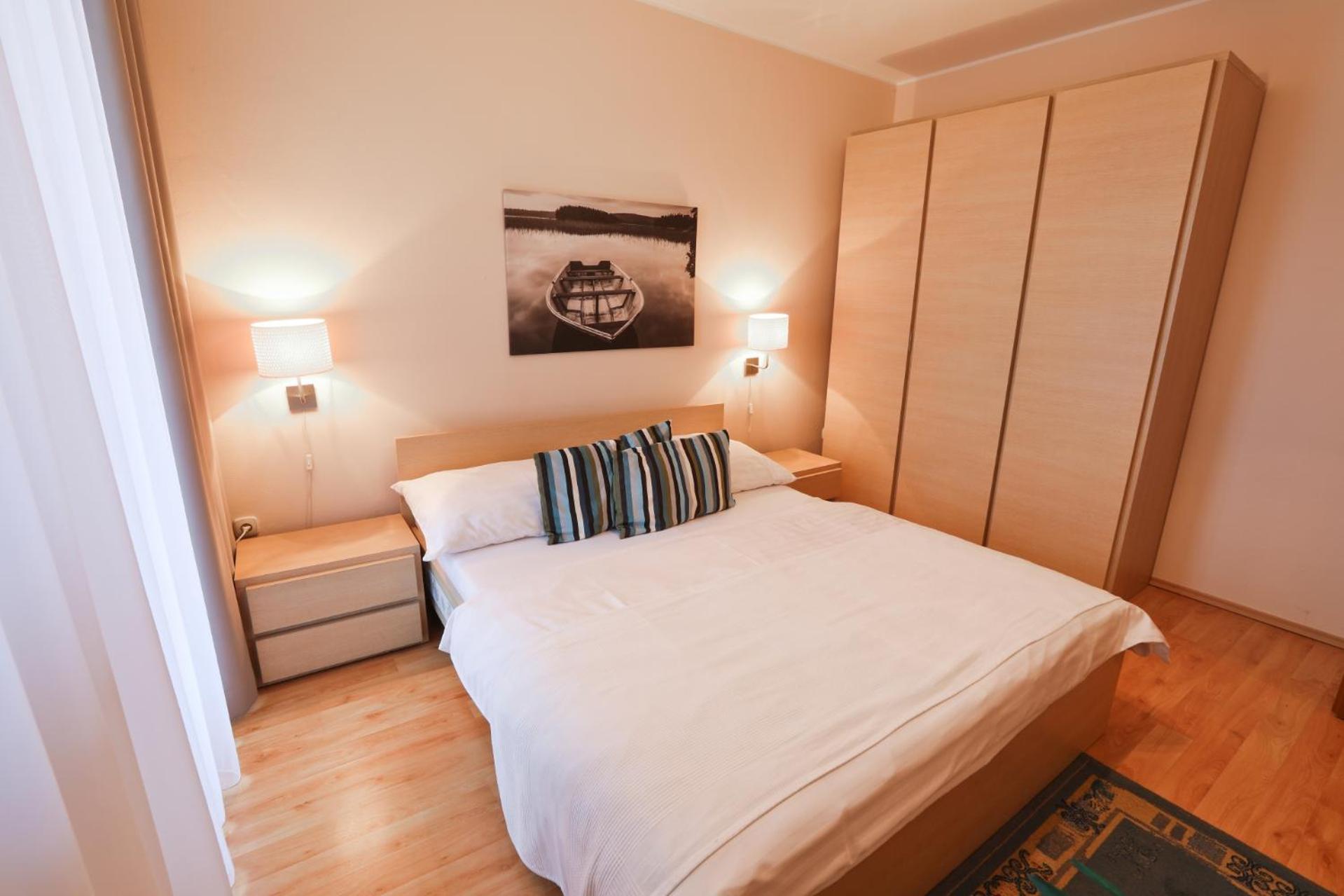 Comfort Apartment with Balcony and Lake View photo 2