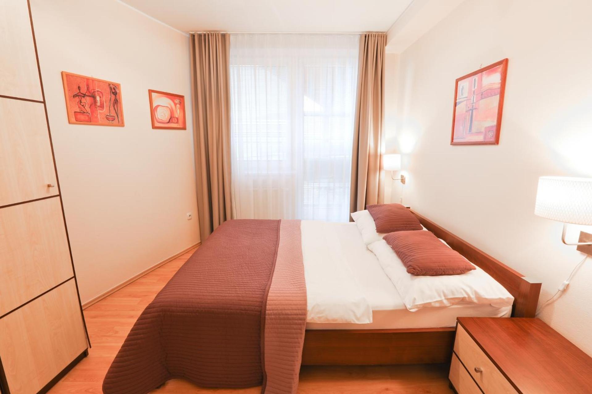 Standard One-Bedroom Apartment with Balcony and Lake View photo 2