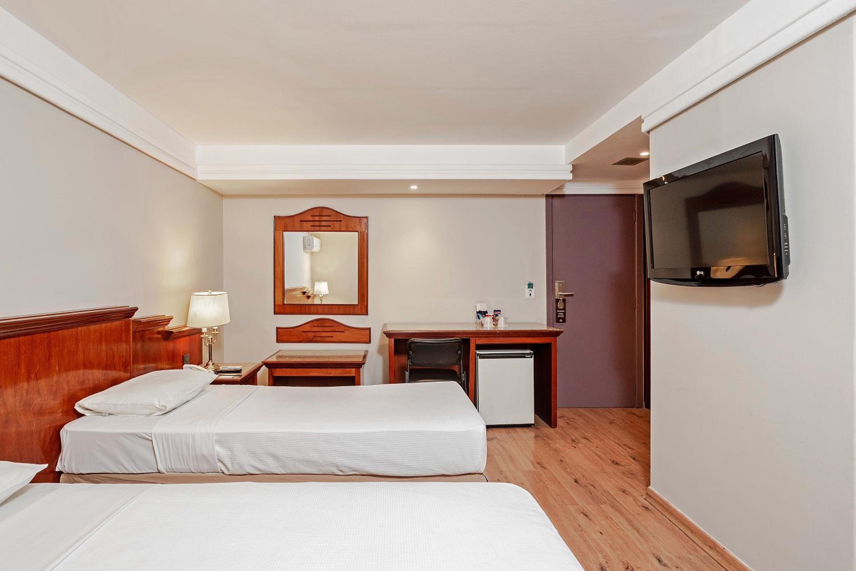 Standard Twin Room - Photo 4