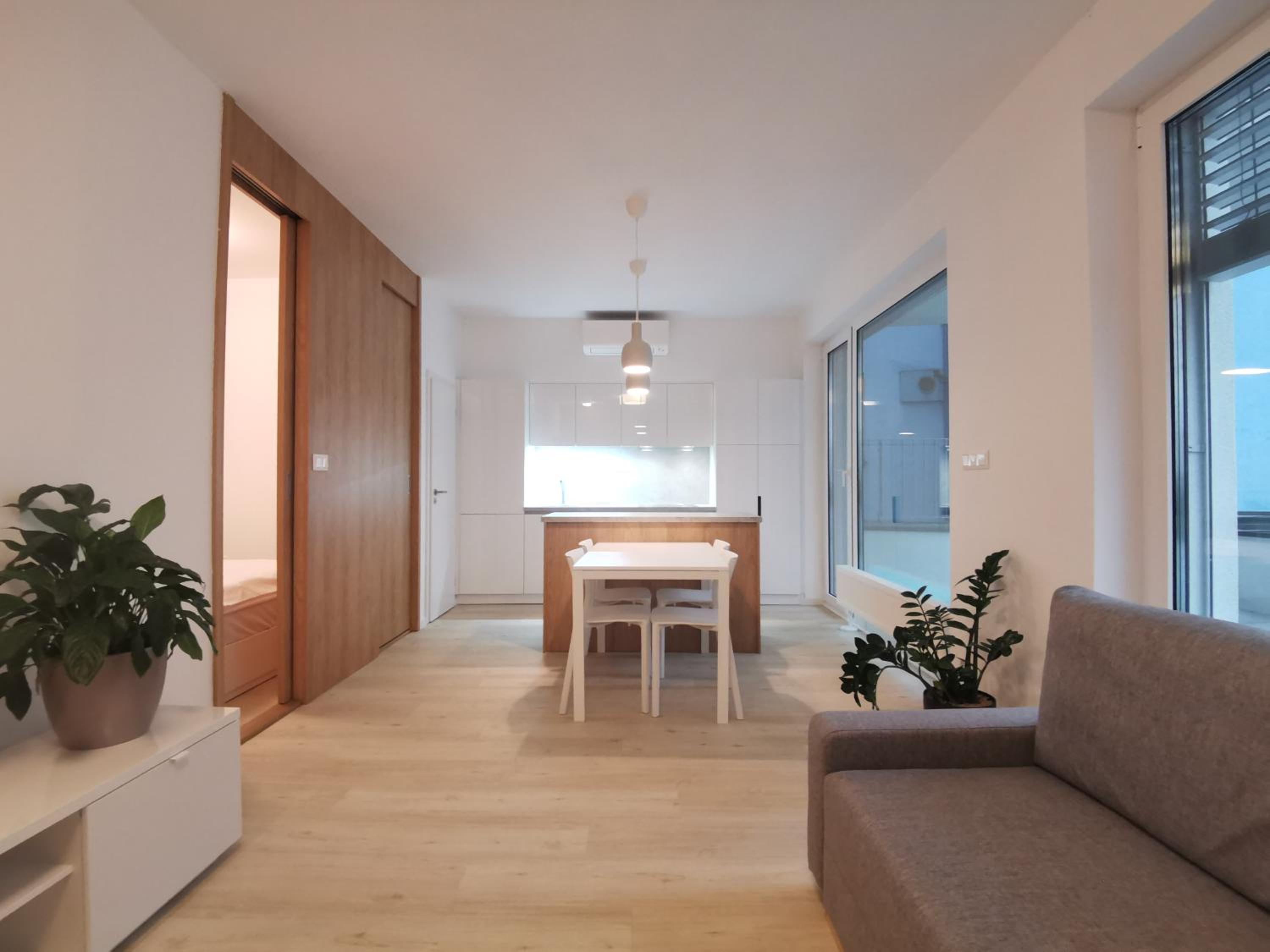 Studio with Balcony and Air Conditioning - Photo 24