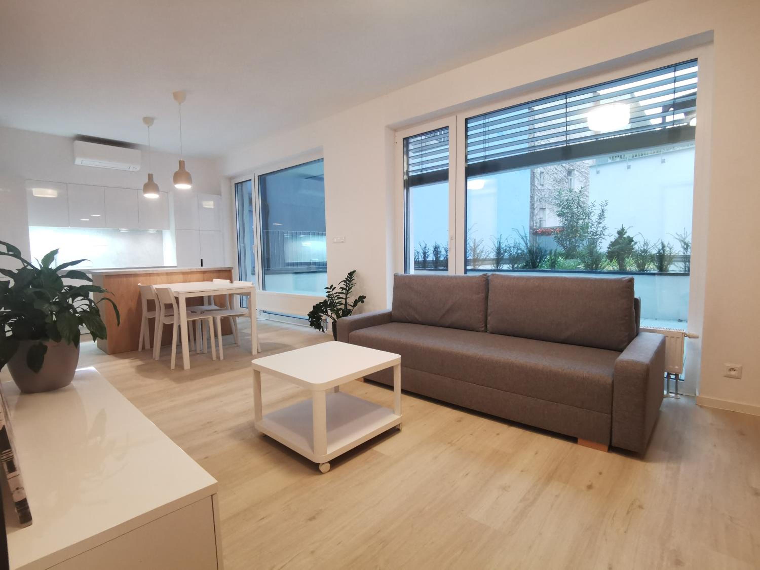Studio with Balcony and Air Conditioning - Photo 1
