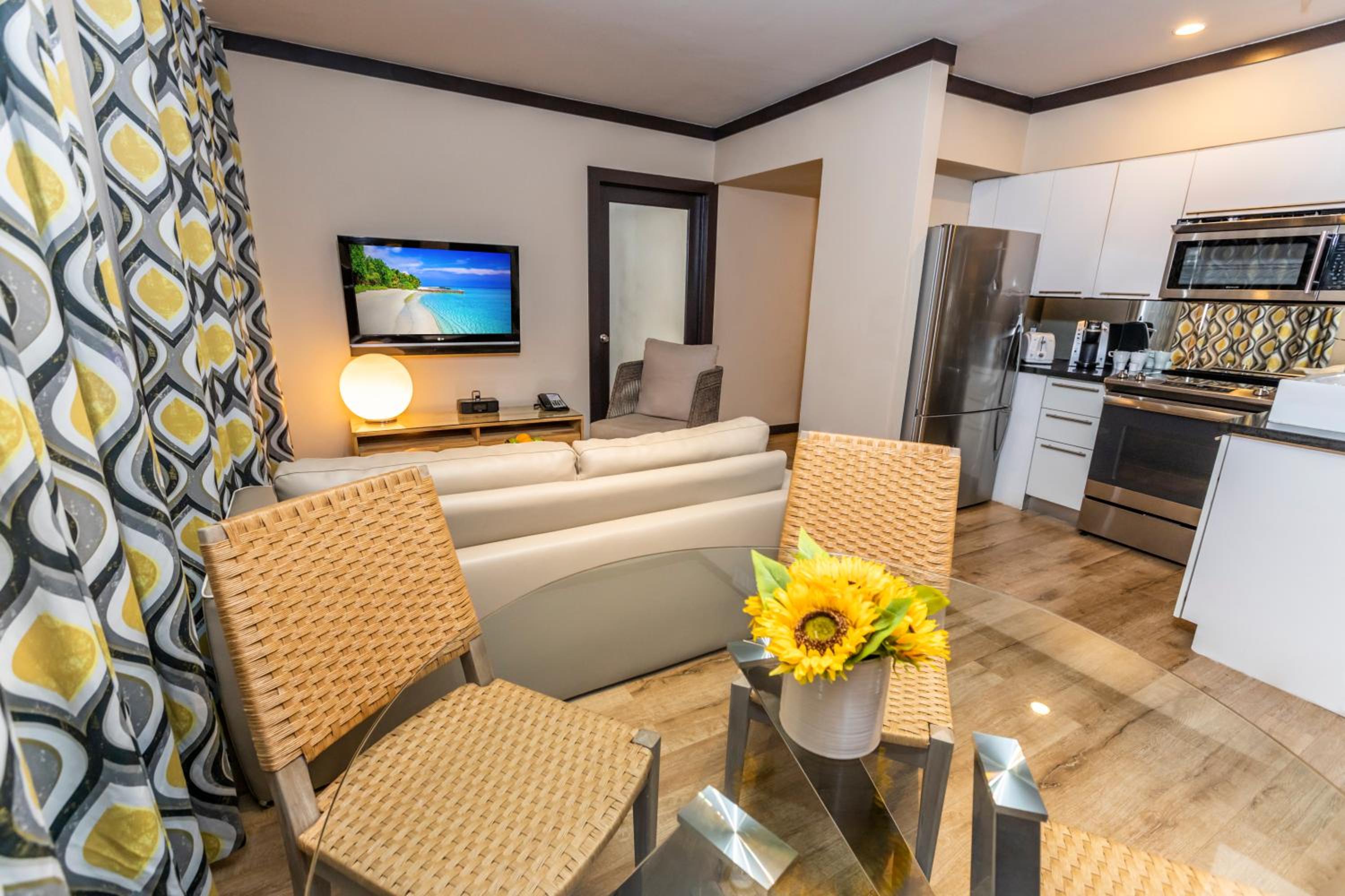 Deluxe One Bedroom Double Queen Suite - Photo 4