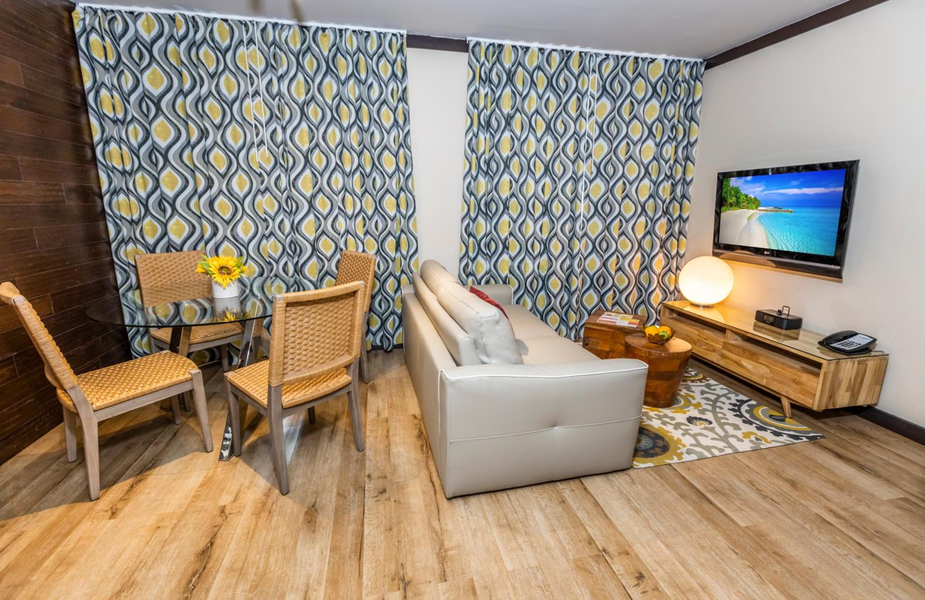 Deluxe One Bedroom Double Queen Suite - Photo 3
