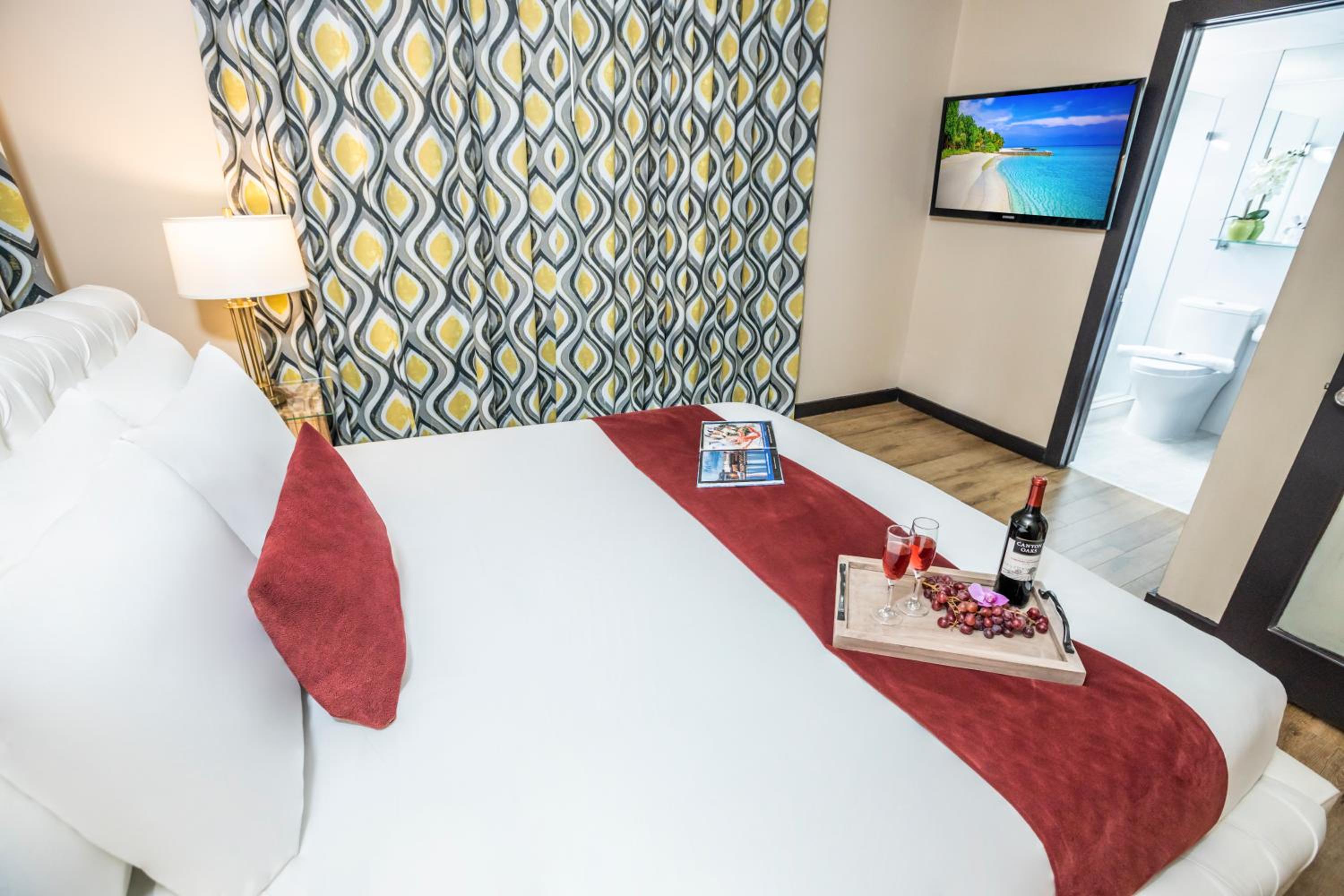 Deluxe One Bedroom King Suite - Photo 4