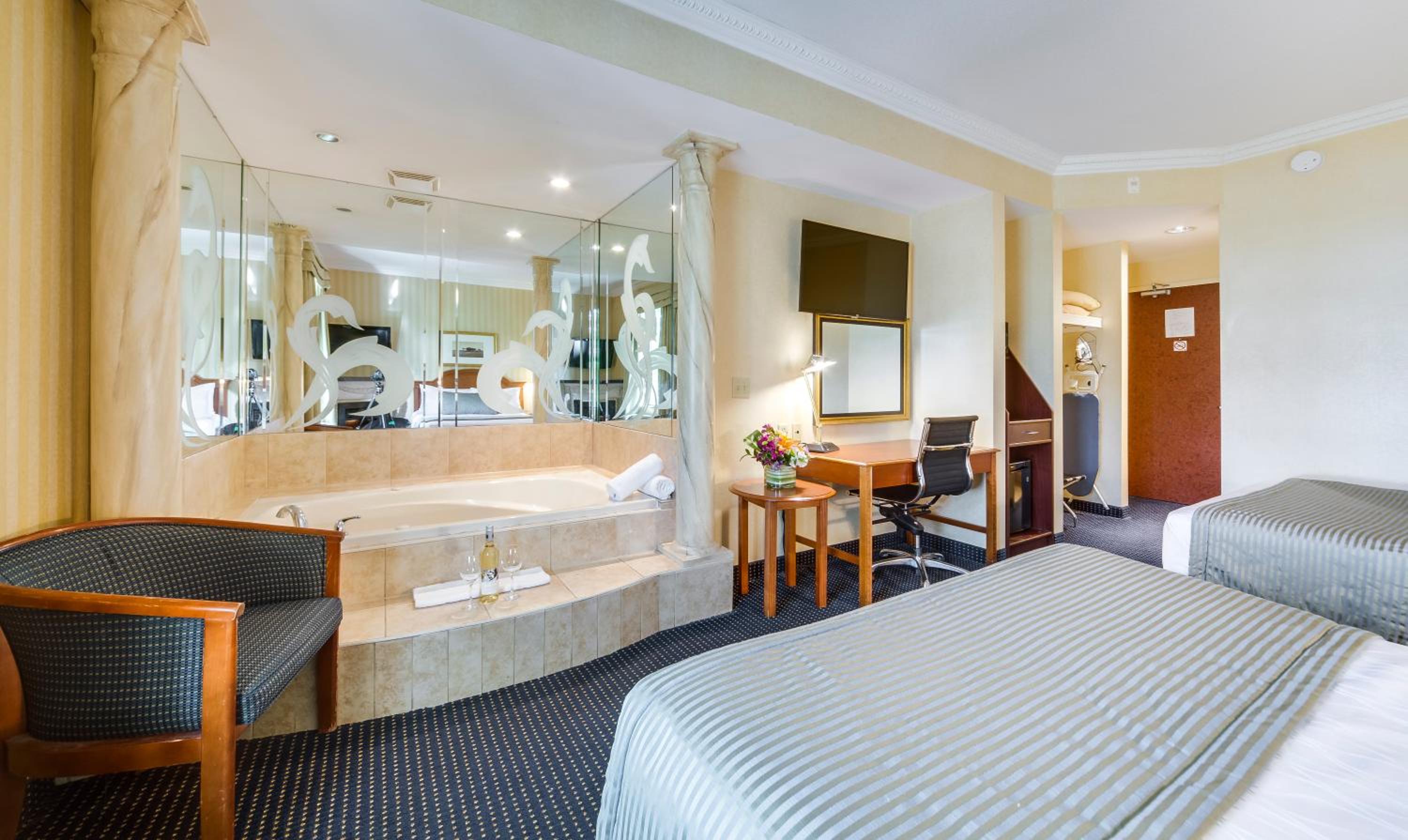 Queen Suite photo 2