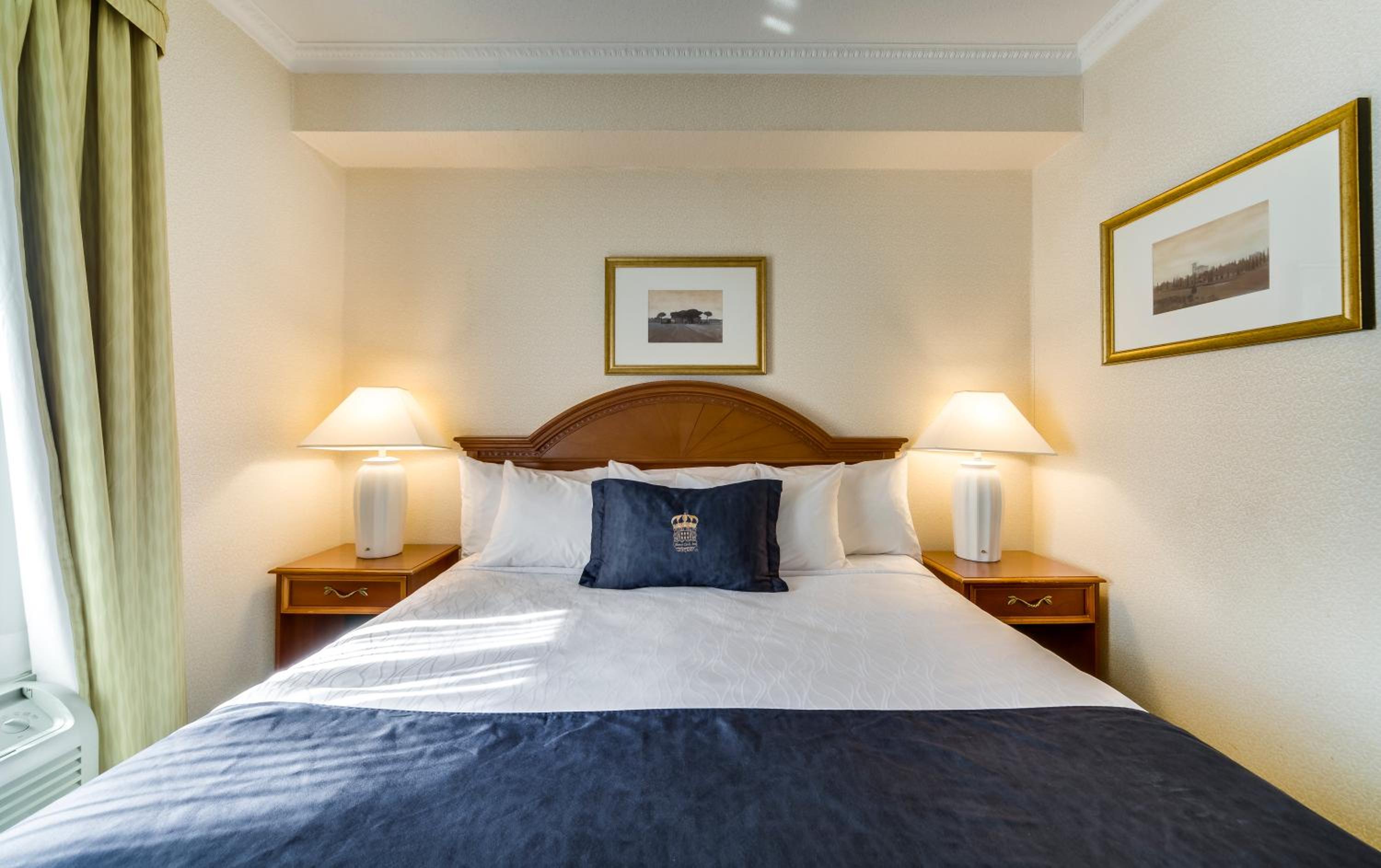 Standard room with 1 king bed - Photo 1