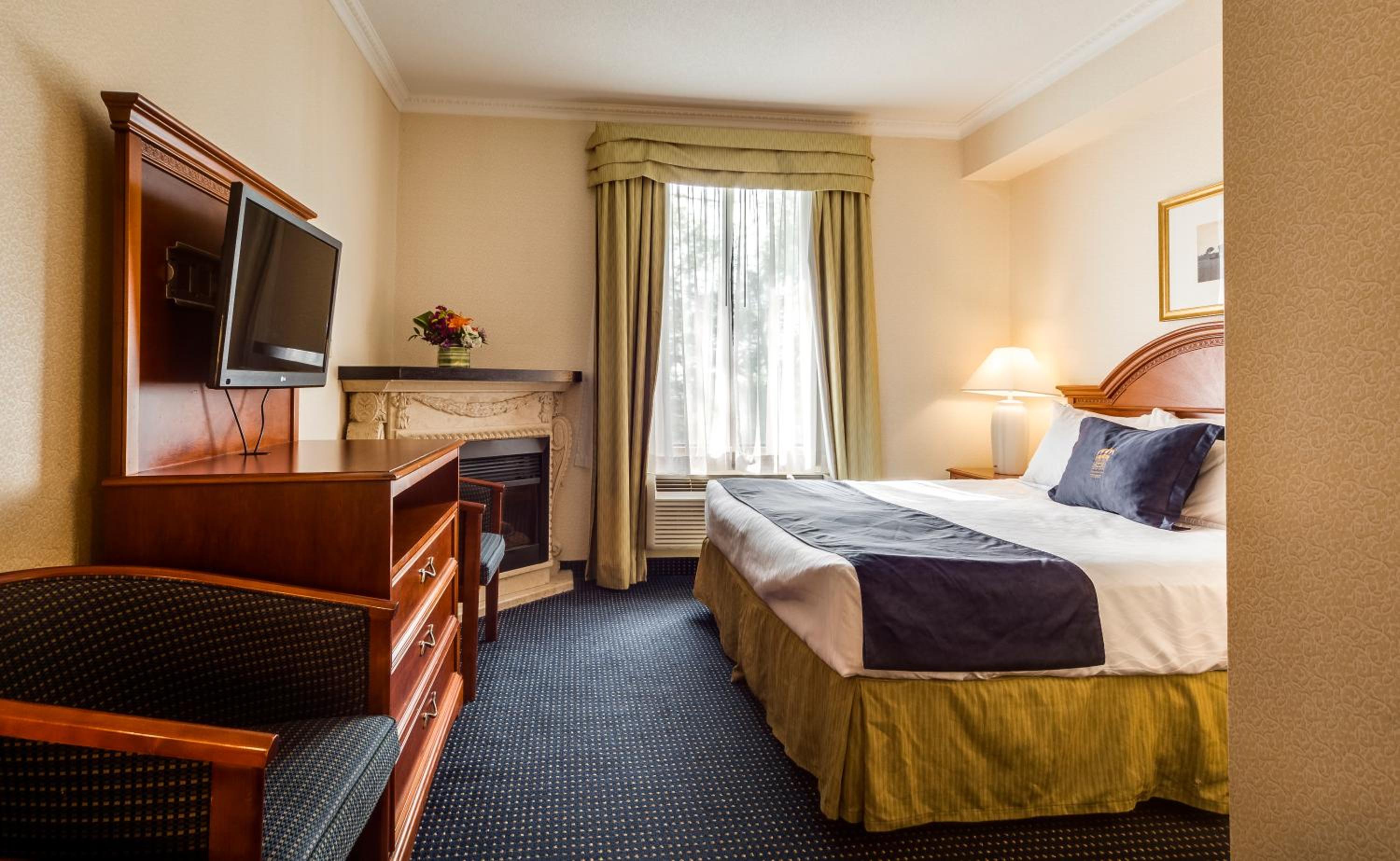 Standard room with 1 king bed - Photo 3