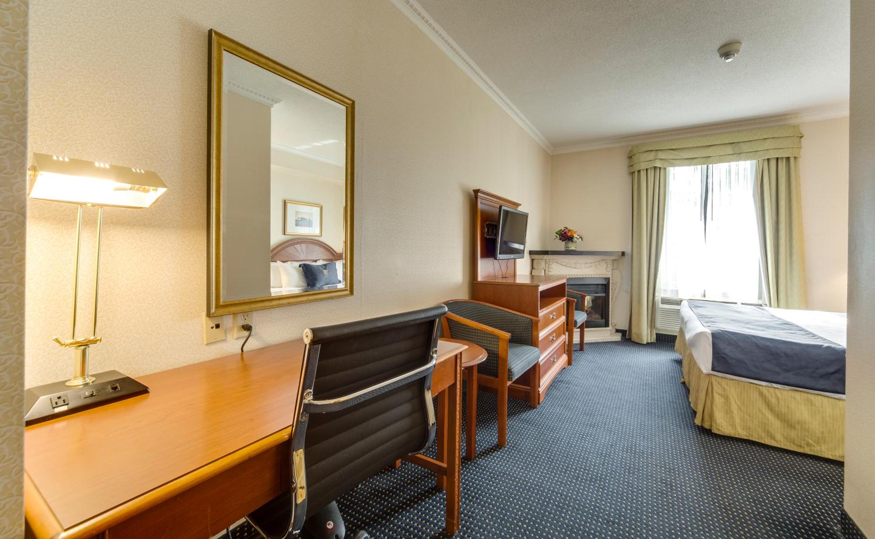 Standard room with 1 king bed - Photo 4