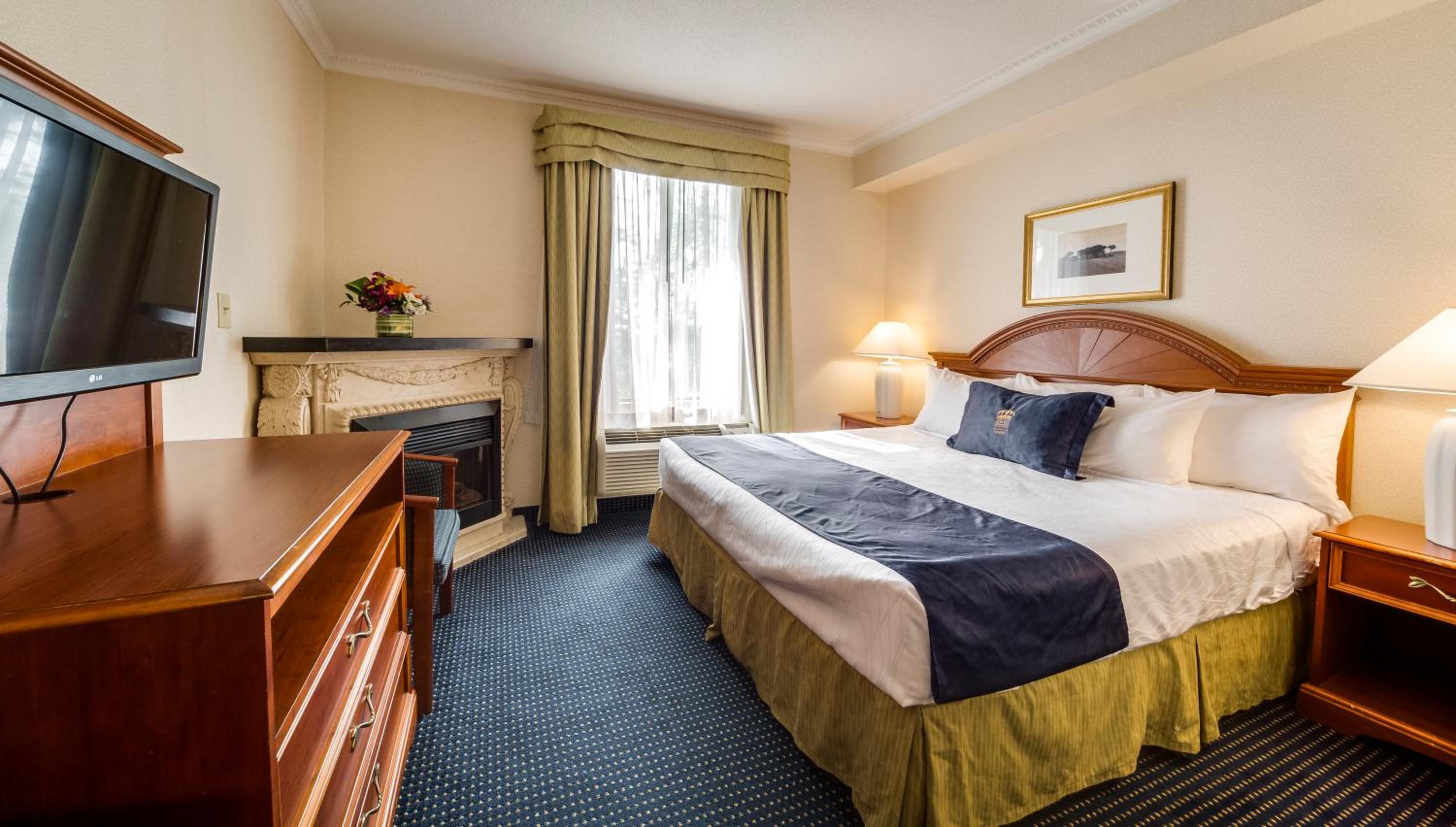Standard room with 1 king bed - Photo 2