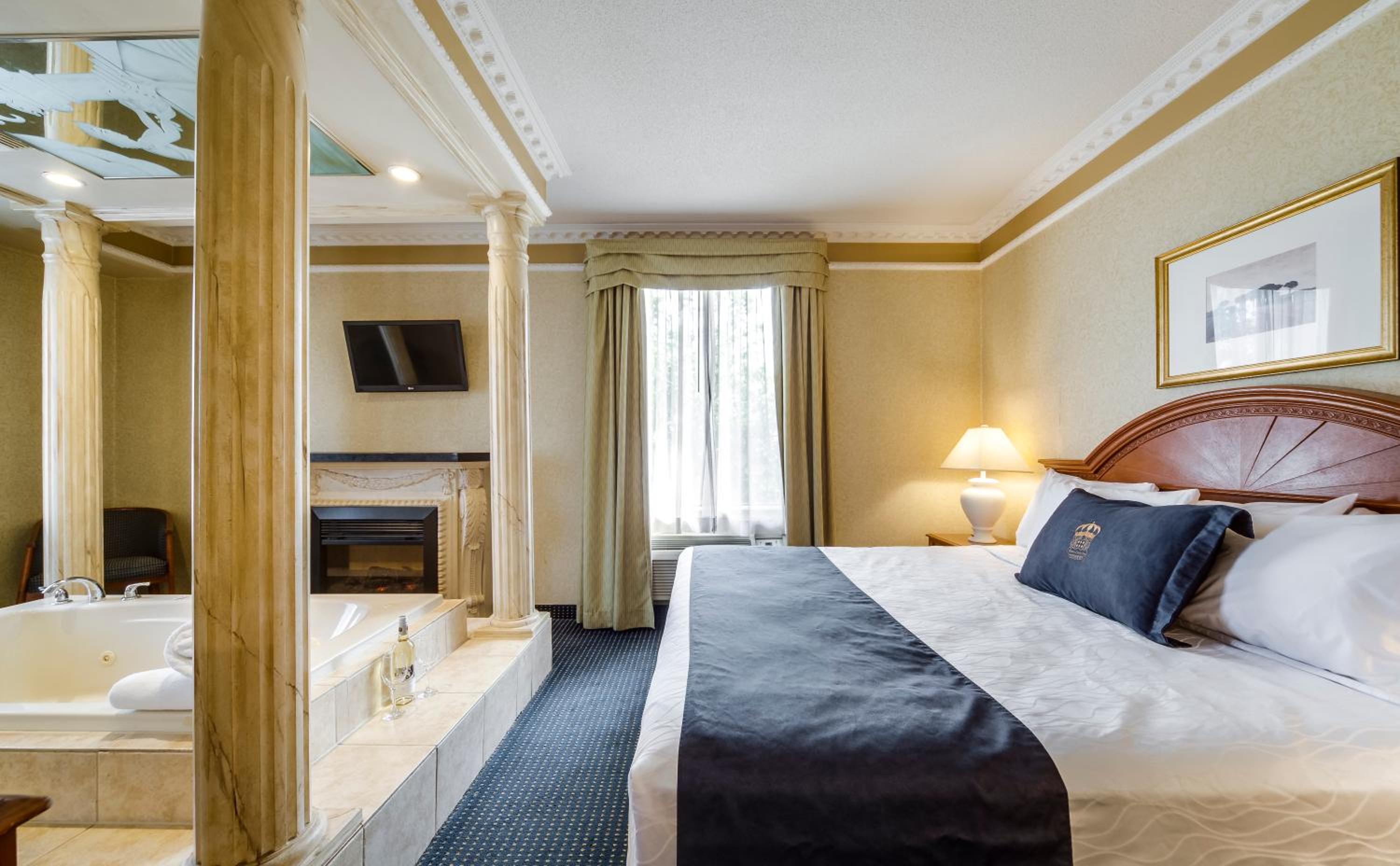 Luxury King Suite With Jetted Tub - Photo 3
